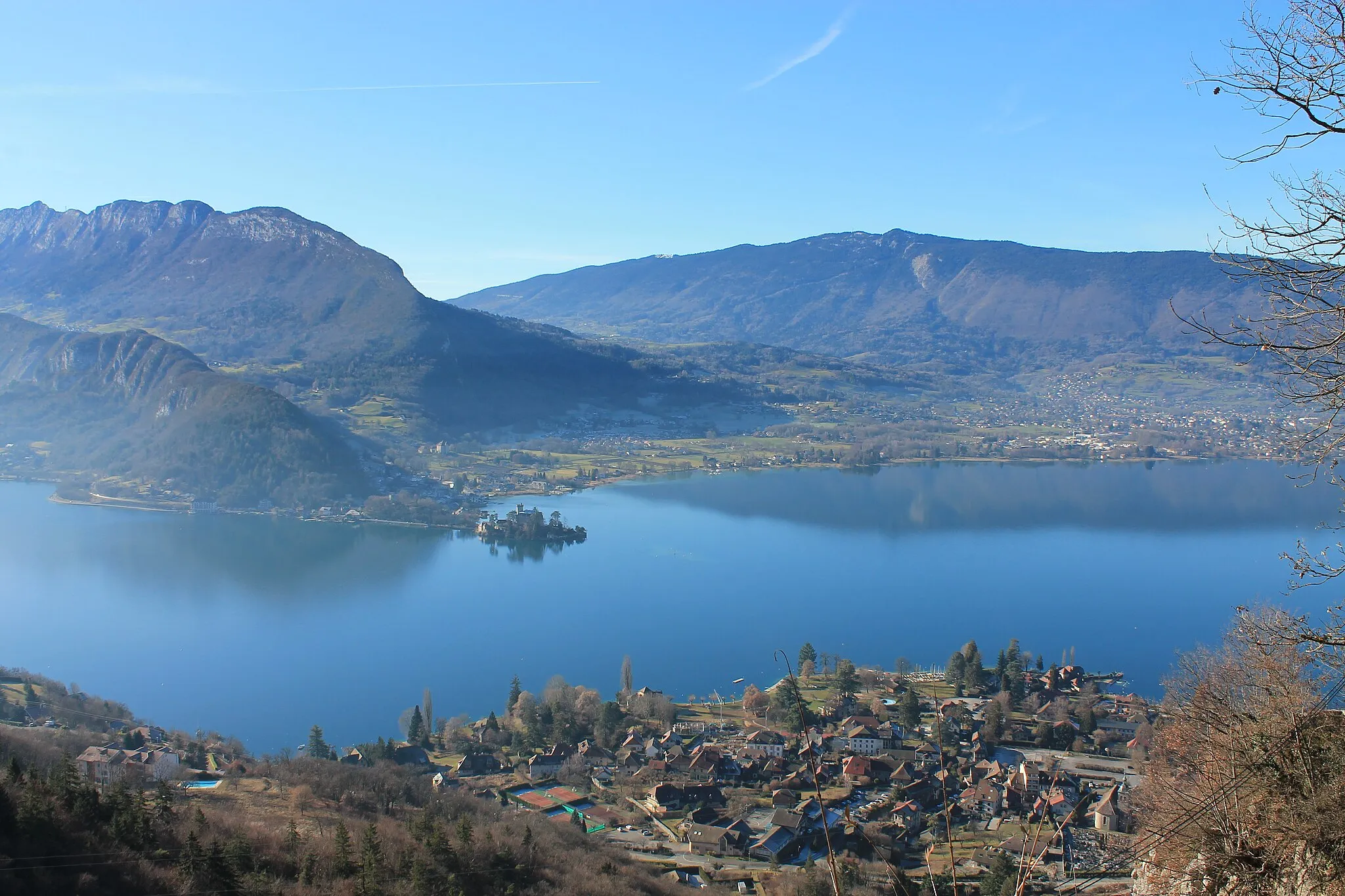 Photo showing: Vue du Talloires depuis l'Ermitage. Au fond, les villages de Duingt et ses châteaux et le pays du Laudon