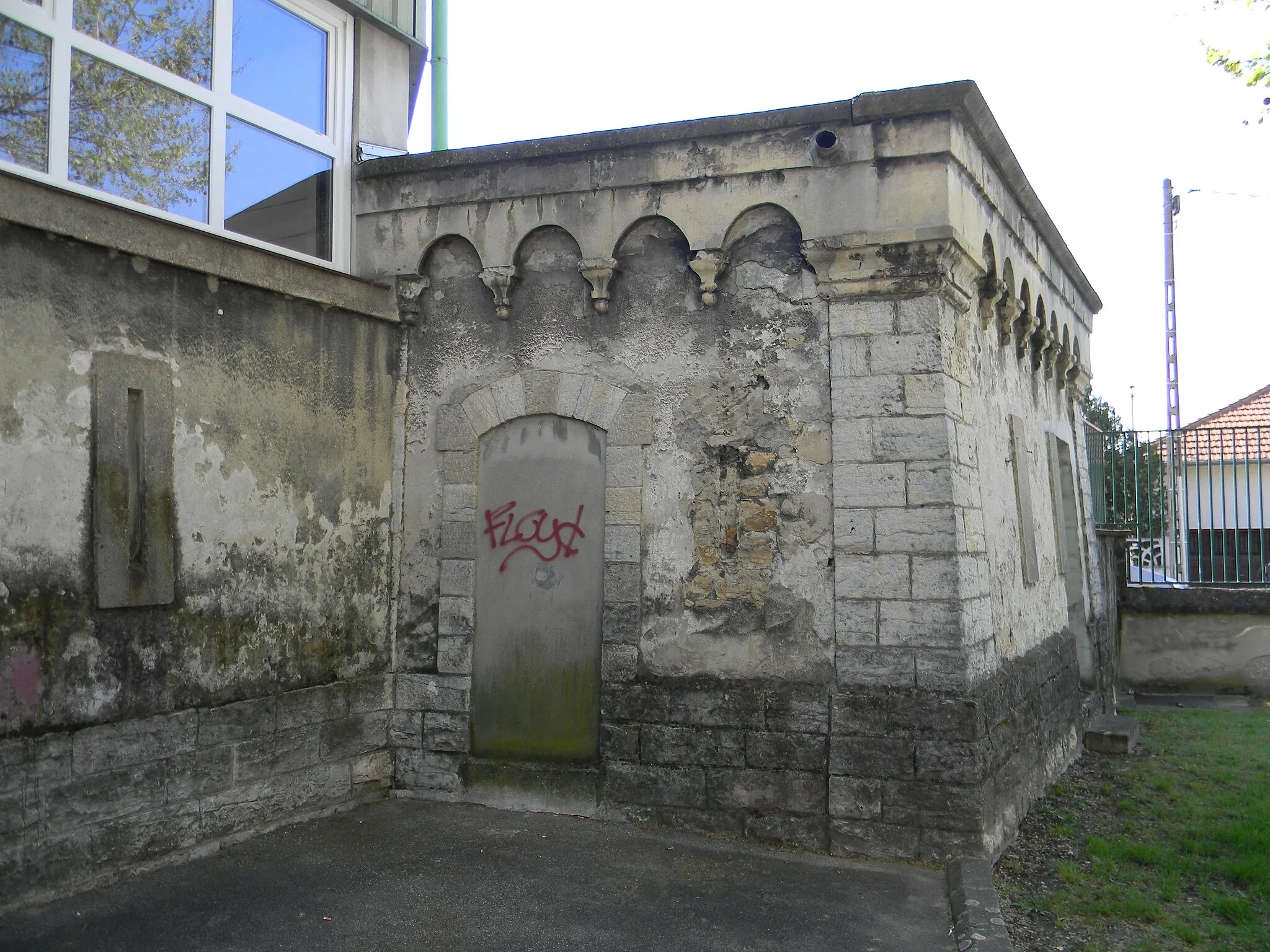 Photo showing: Un bâtiment protégeant le magasin à poudre de Saint-Fons.