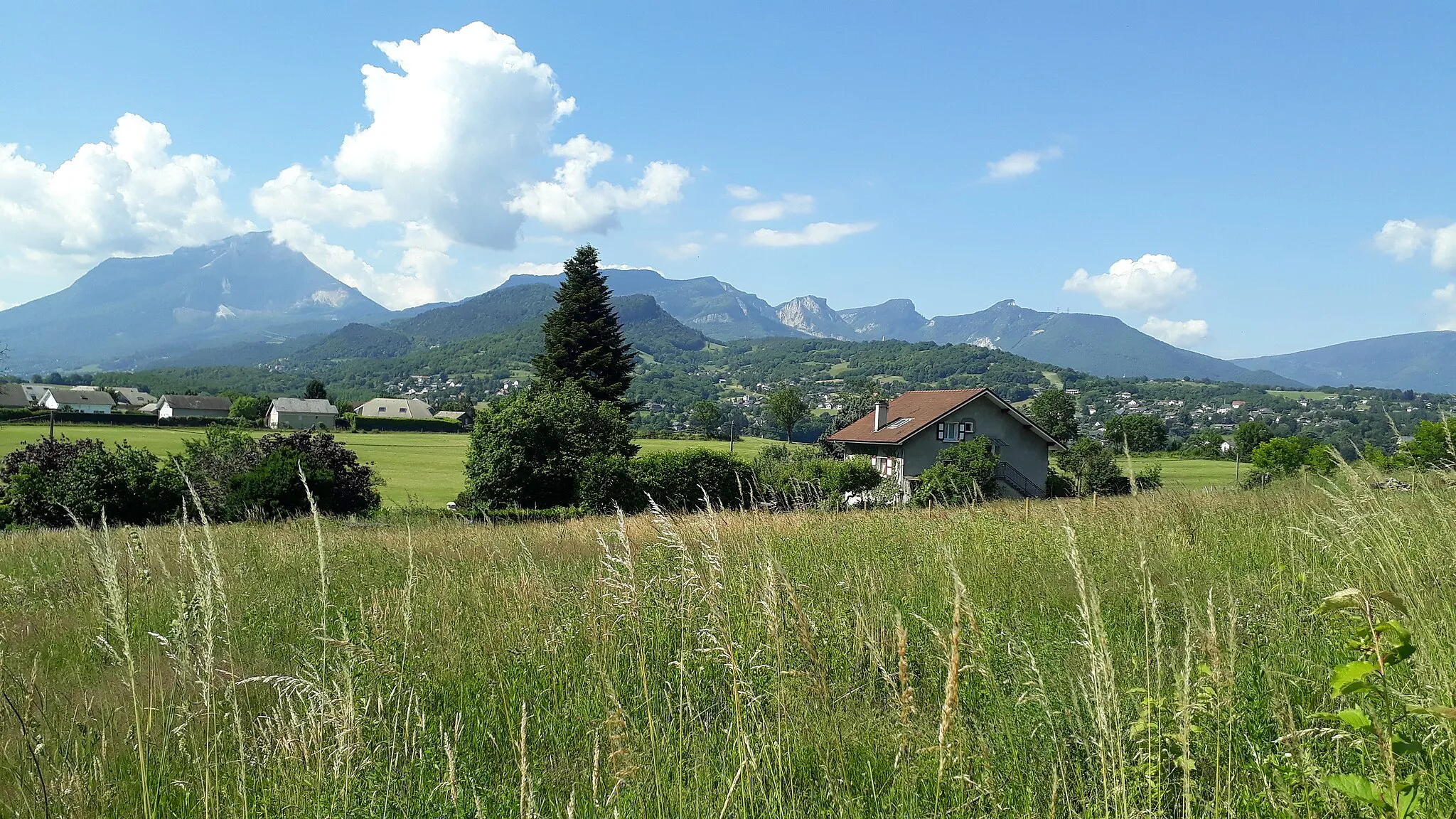 Photo showing: Vue du massif de la Chartreuse (et à droite, de la chaîne de l'Épine) depuis la colline de la Trousse à La Ravoire.