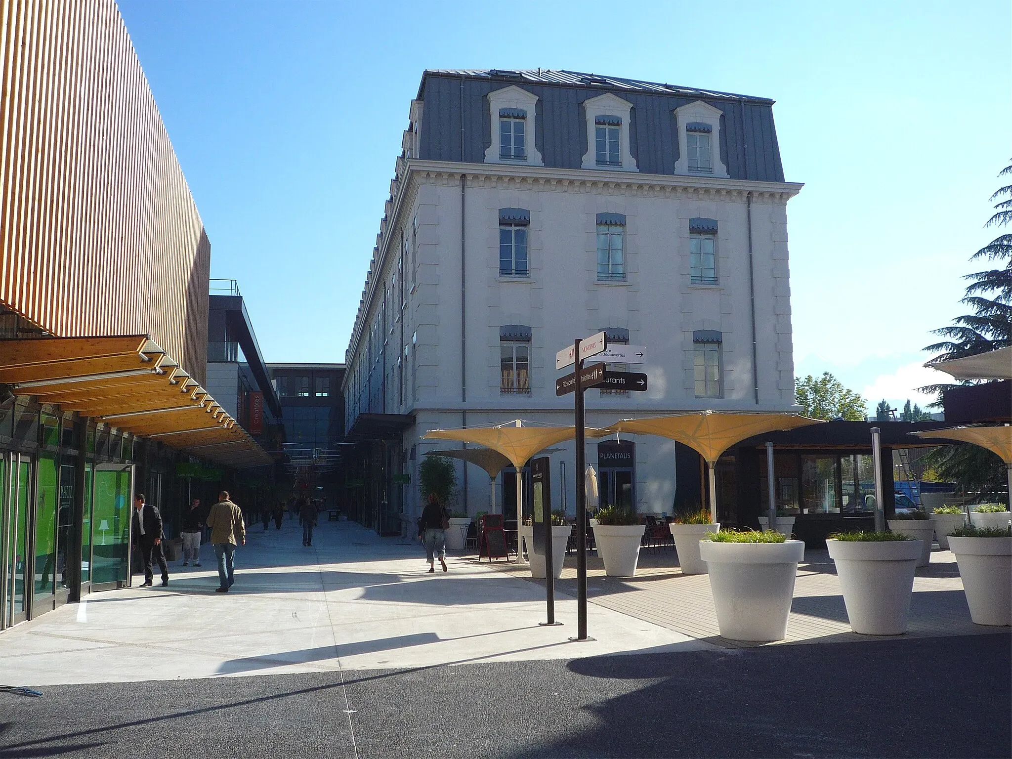 Photo showing: Centre commercial de la caserne de Bonne (17000 m²) ouvert depuis le 15 septembre 2010 à Grenoble (Isère, France).