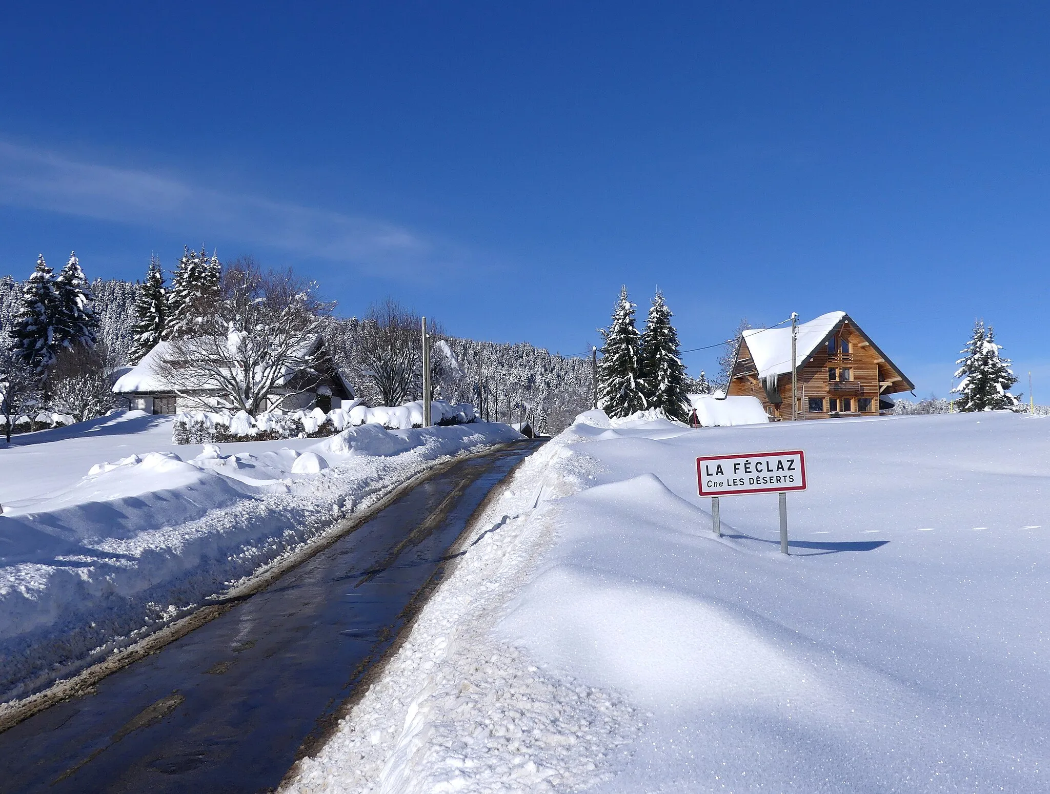 Photo showing: Sight of snow-covered southern entrance of La Féclaz village, in Bauges mountain range, Savoie, France.