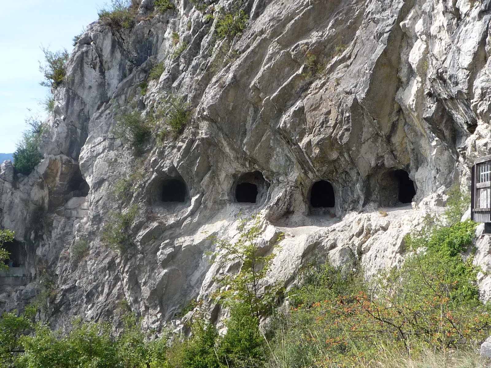 Photo showing: Grottes dites de Mandrin creusées vers 1845 en face du fort de la Bastille de Grenoble.