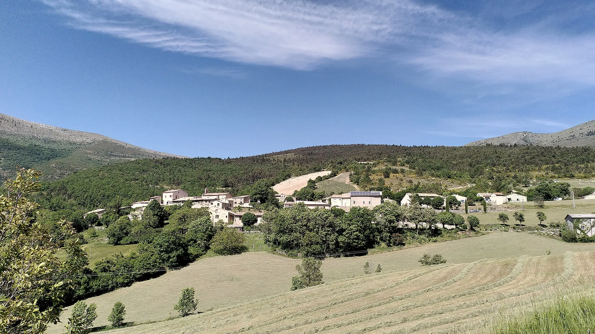 Photo showing: Vue de Volvent (Drôme, France) depuis la route de Saint-Nazaire-le-Désert avec des champs au premier plan.