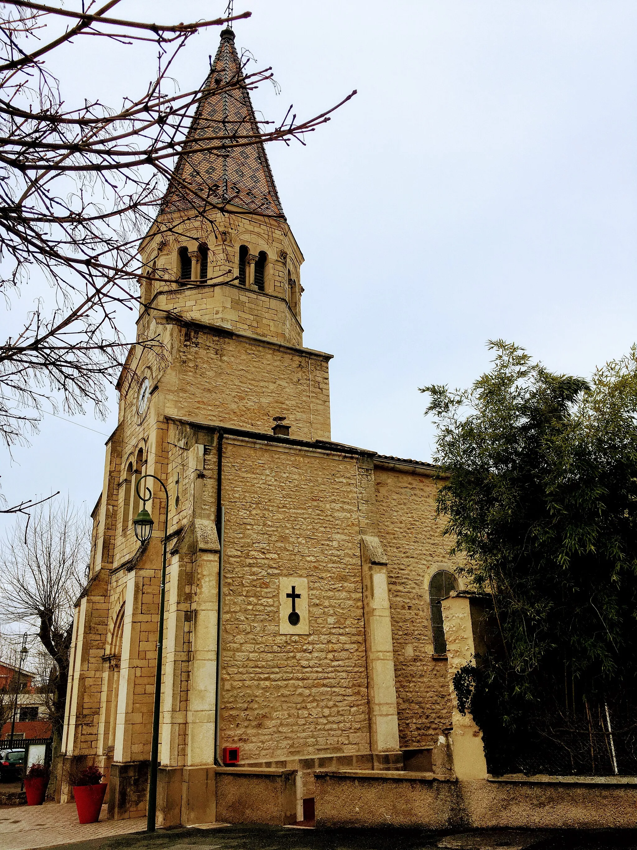 Photo showing: Vue depuis le sud de l'église de Limas