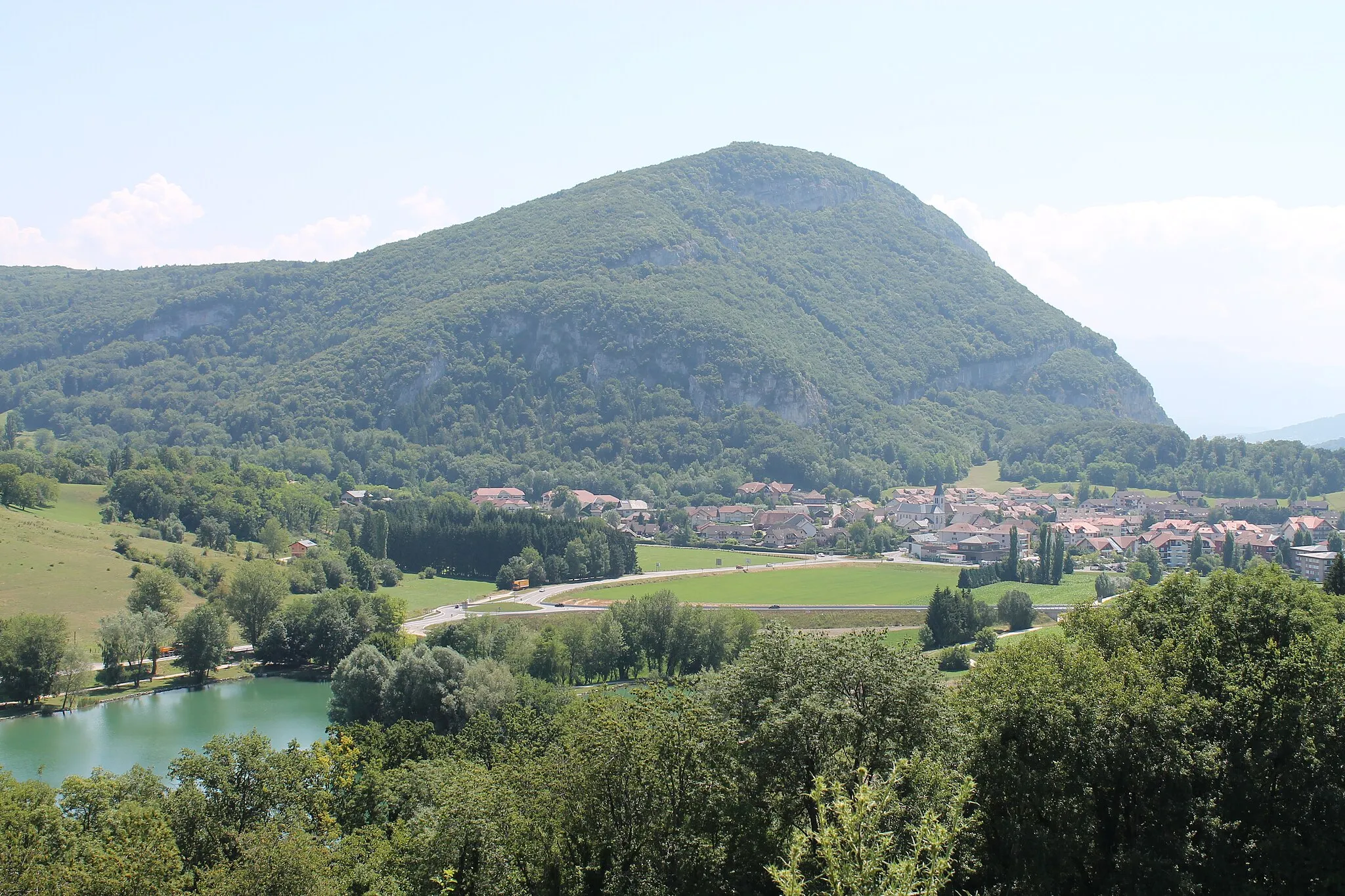 Photo showing: Vue de La Balme-de-Sillingy depuis le hameau de La Bâtie. Au premier plan, le plan d'eau