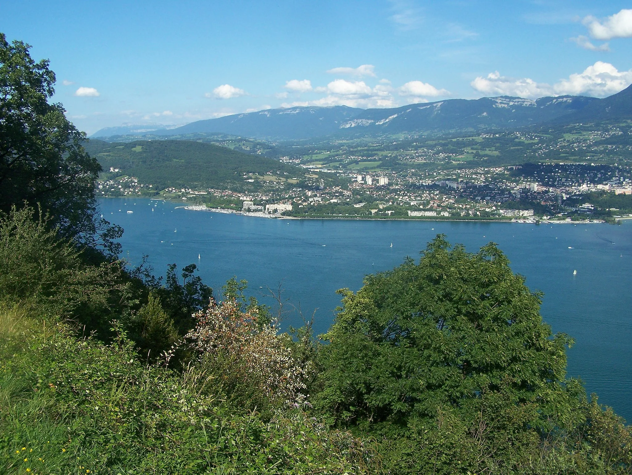 Photo showing: Landscape of the lake of Bourget and city of Aix-les-Bains in Savoie, France.