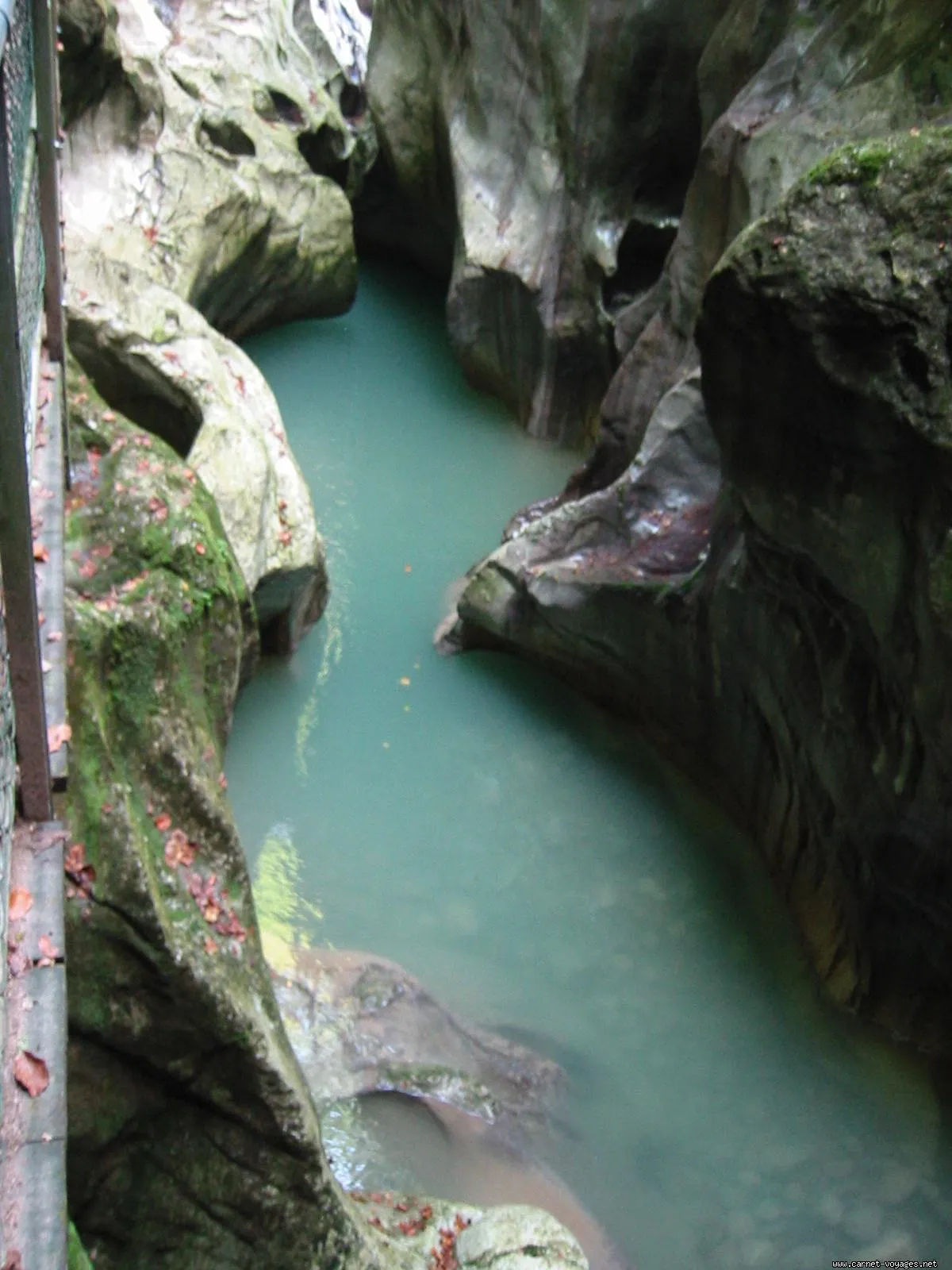 Photo showing: Description: La Diable se fraie un chemin à travers les gorges, rongeant les parties les plus tendres de la roche. Les remous et la puissance du cours d'eau ont formés au cours des millénaires, des marmites.