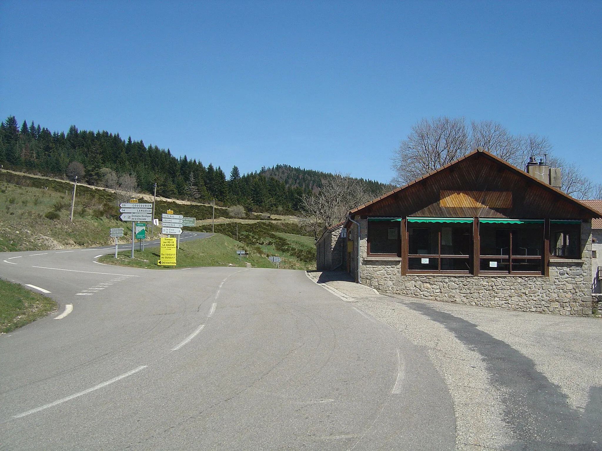 Photo showing: Auberge et carrefour du col du Bez (1224m), au pied du col du Pendu