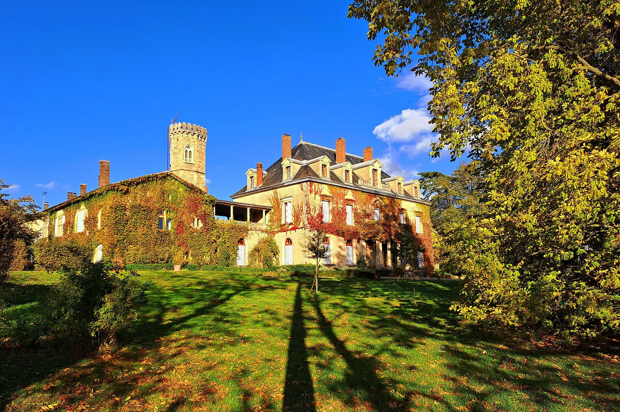 Photo showing: Denicé, château du Grand Talancé en automne