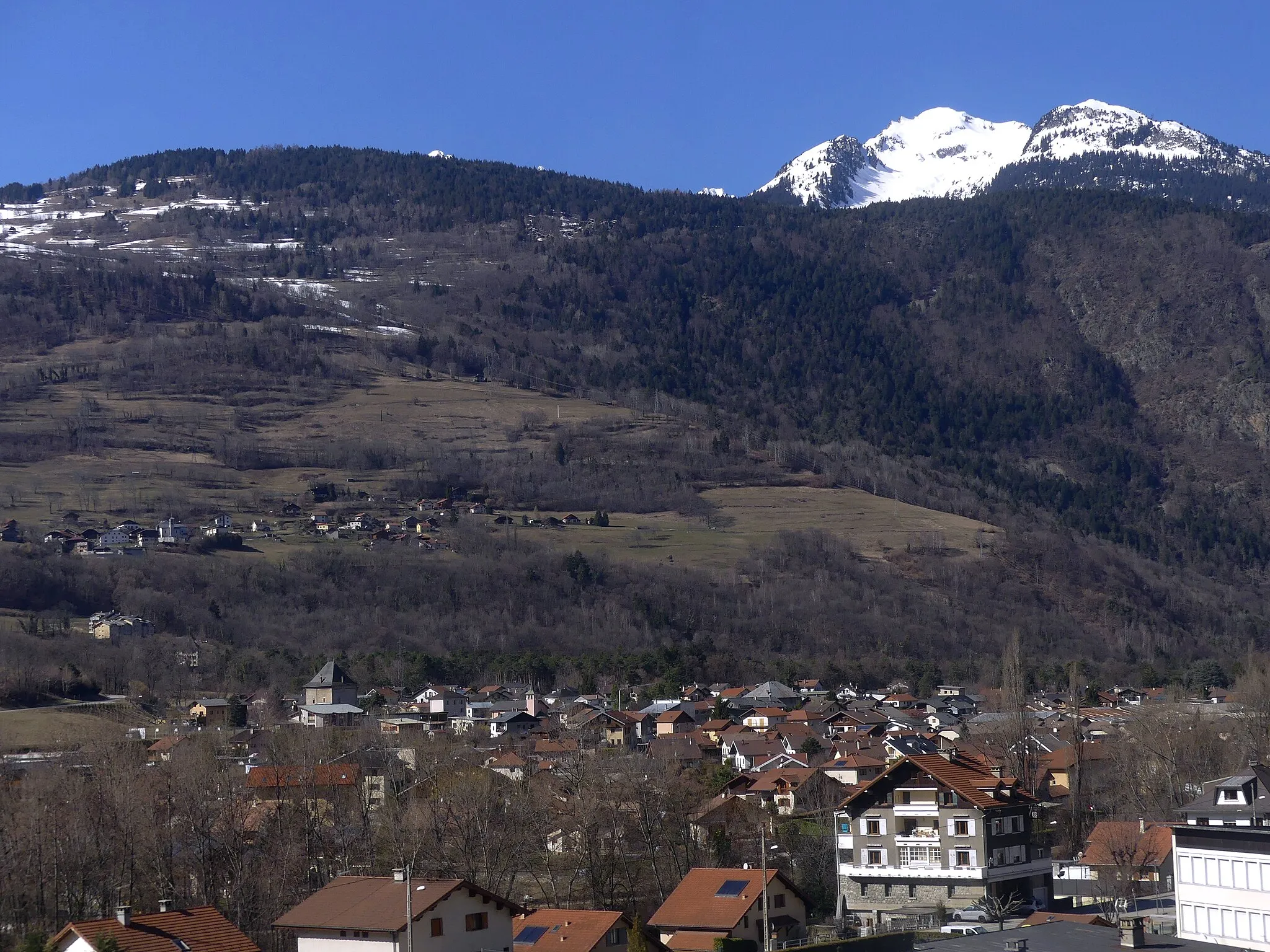 Photo showing: Sight, in winter from the railway line, of Aigueblanche village, with visible Saint-Oyen village on the heights on the left, in Tarentaise valley, Savoie, France.