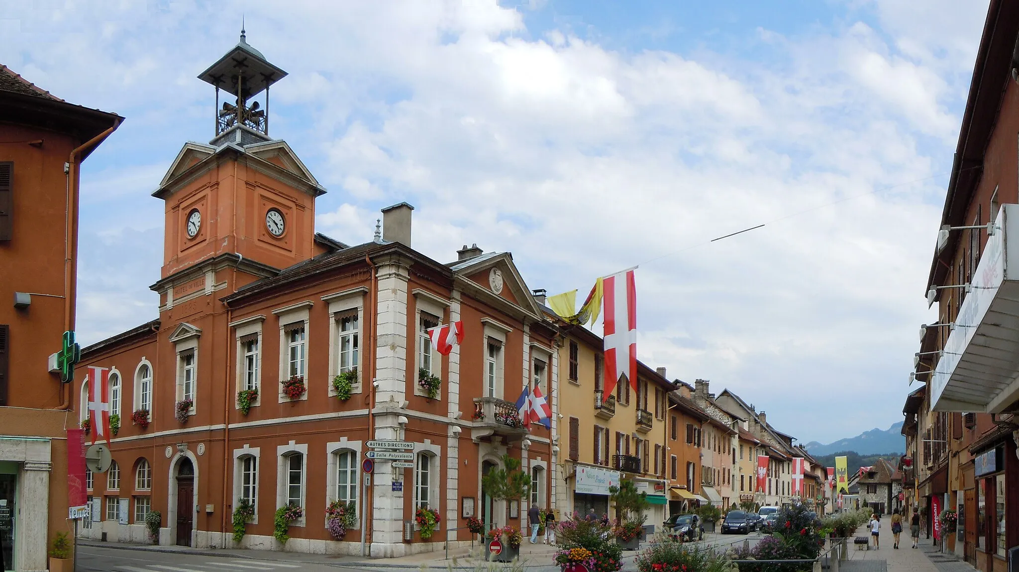 Photo showing: Yenne Place - Charles Dullin - Savoie - France. À gauche, l'hôtel de ville.