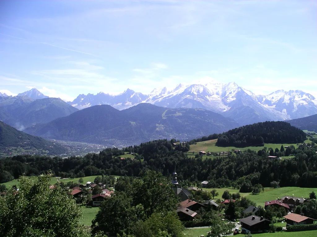 Photo showing: Le village de Cordon au premier plan avec la chaîne du Mont-Blanc en arrière-plan.