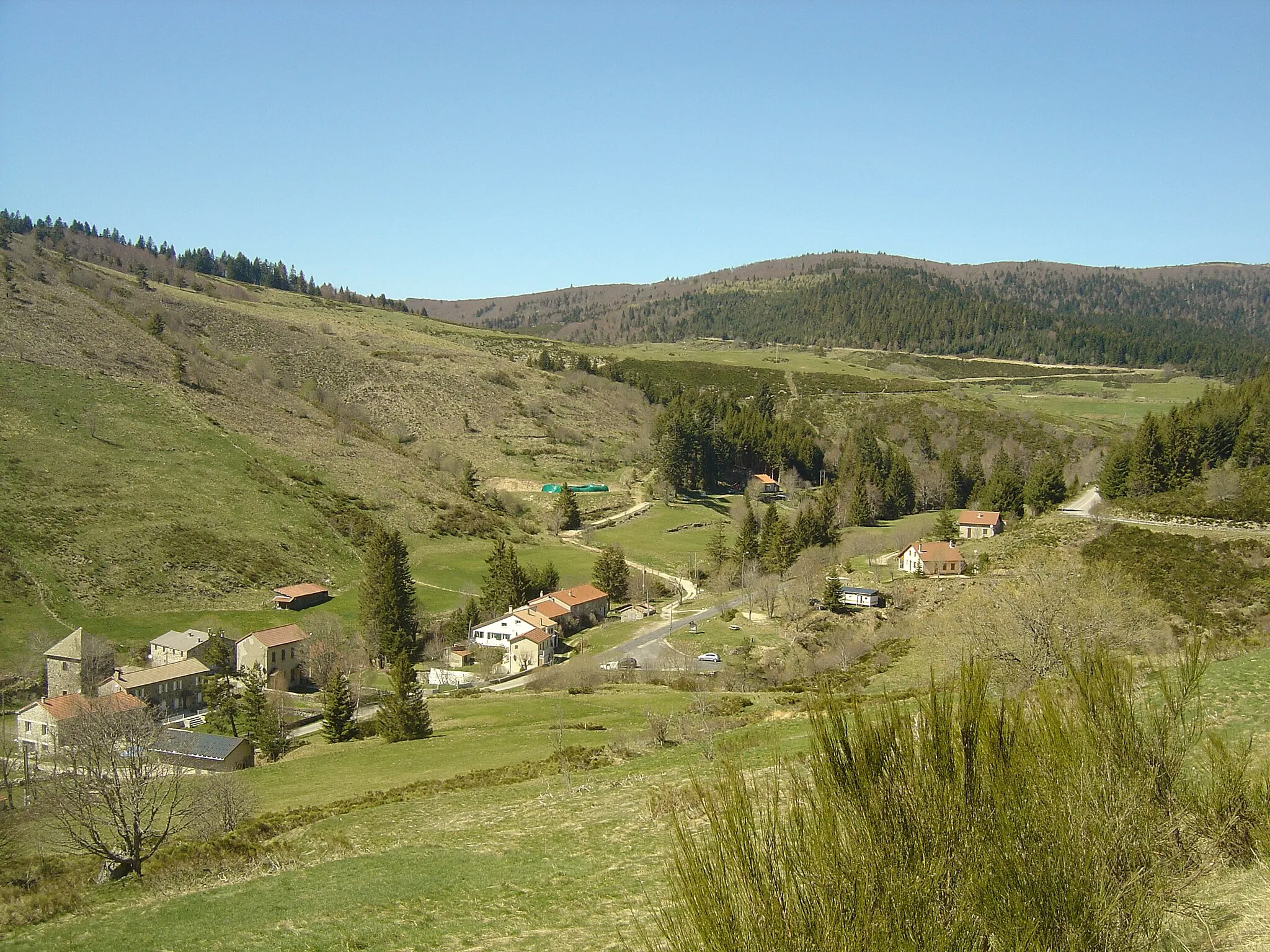 Photo showing: Hameau de Les Chambons (environ 1160m d'altitude dans l'ascension du col de Meyrand depuis le croisement entre les routes D19 et D24 (versant nord)