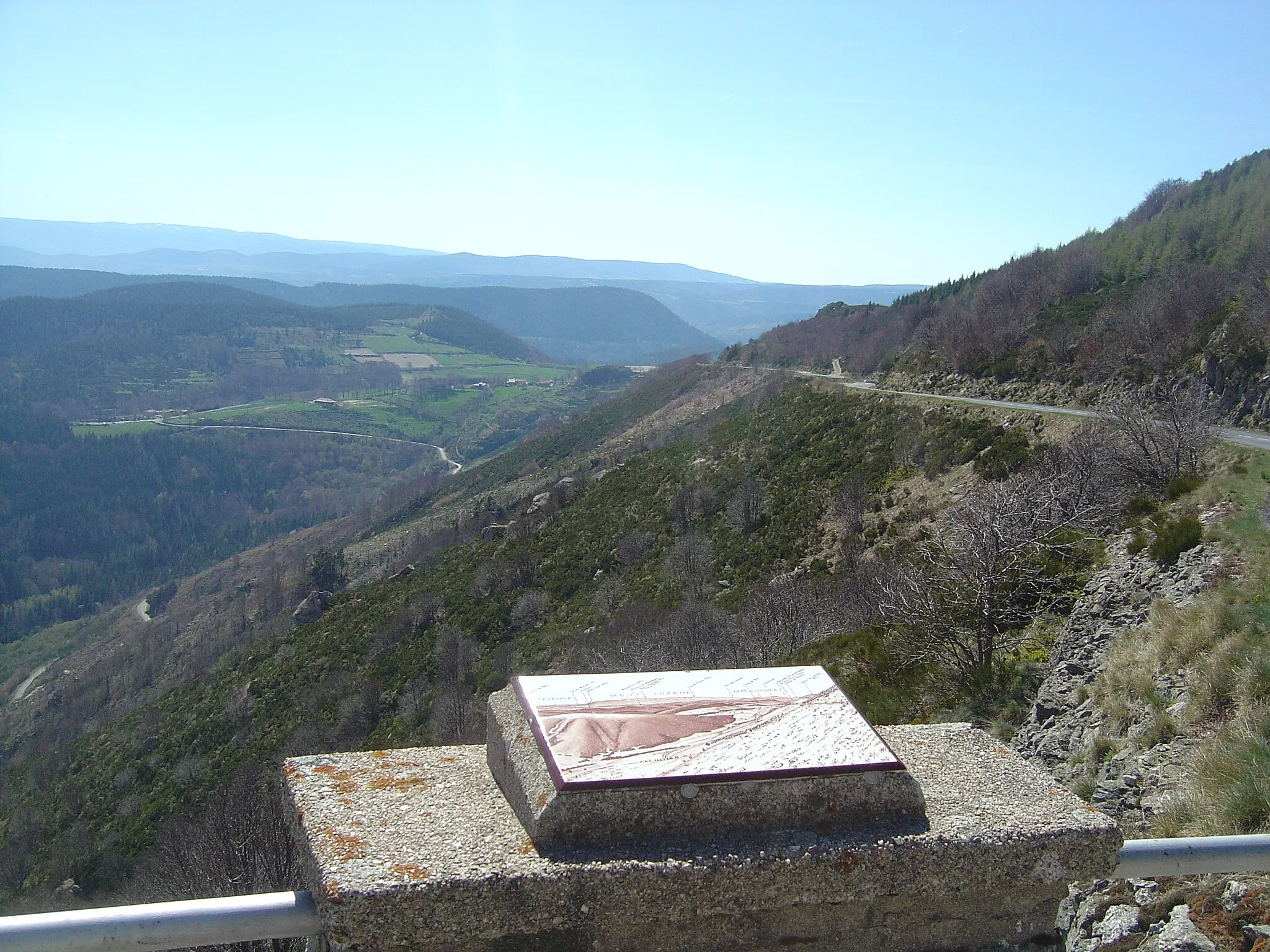 Photo showing: Table d'orientation à environ 320m du sommet du col de Meyrand. Vue sur la route du dernier kilomètre d'ascension. Vue aussi sur Loubaresse et le parc national des Cévennes au fond (mont Lozère...).