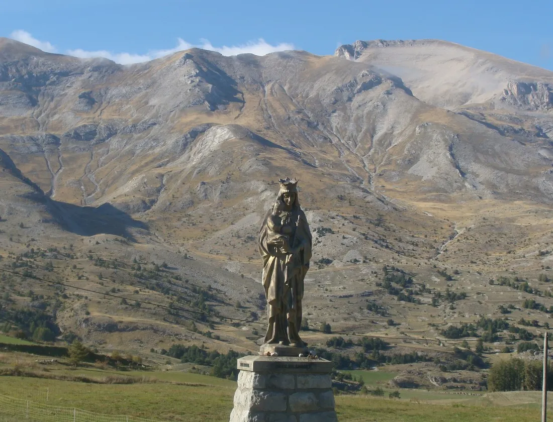 Photo showing: Statue de la Vierge à l'enfant au col du Festre (Hautes-Alpes). A l'arrière-plan le crête des Aiguilles.