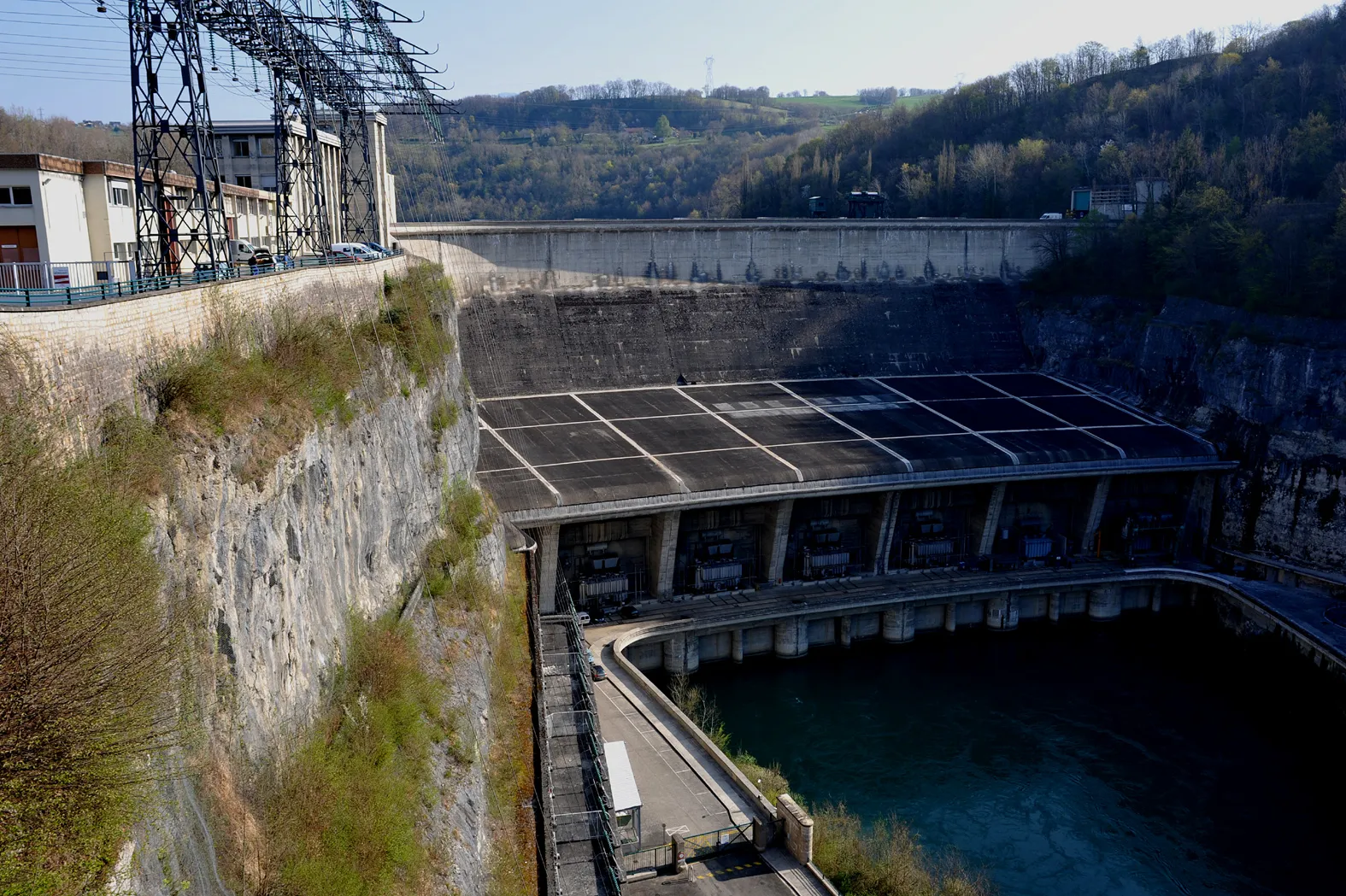 Photo showing: Genissiat dam at the river Rhône; Haute-Savoie and Ain, France.