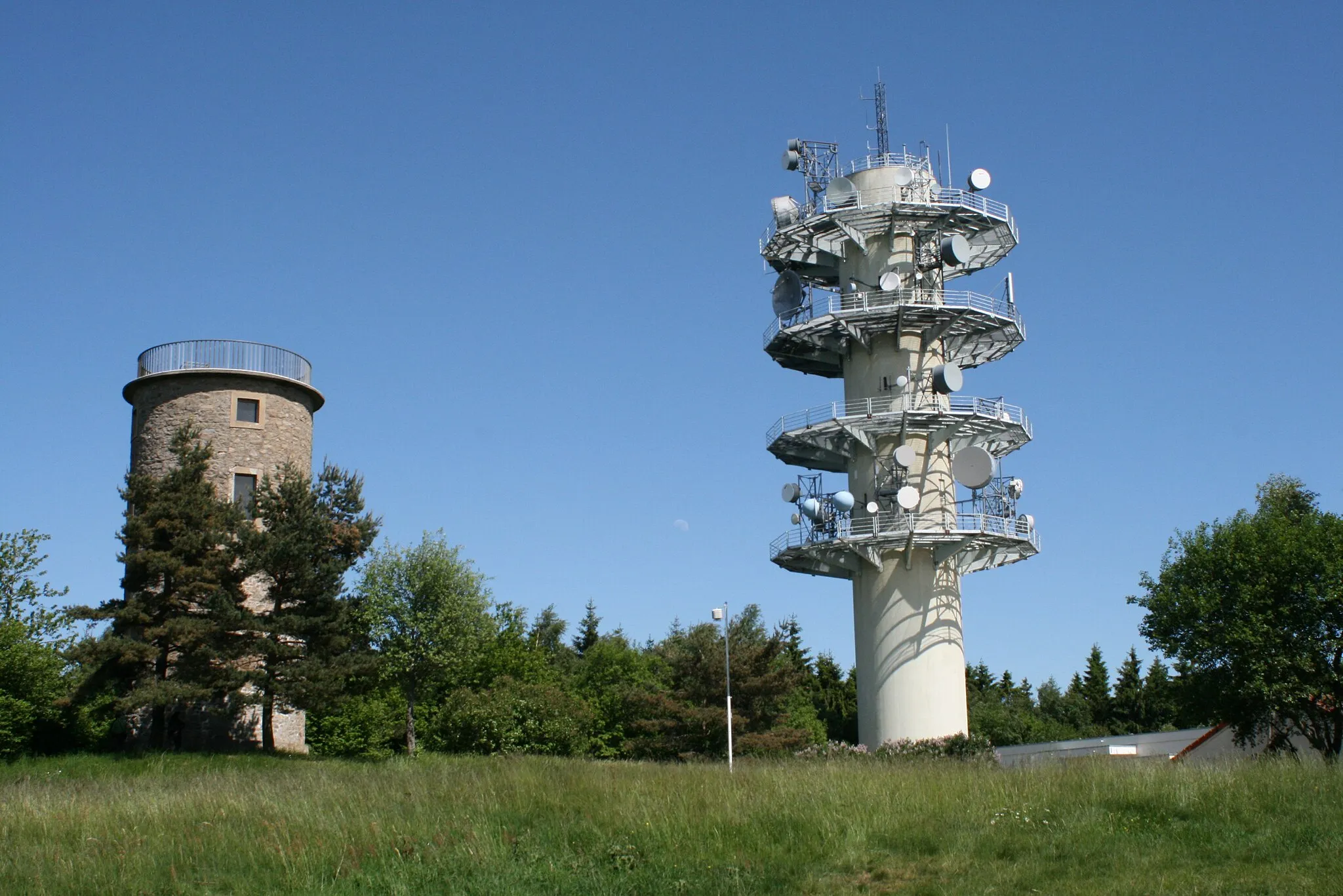 Photo showing: Les deux tours du mont Boussuivre, Violay (Loire)