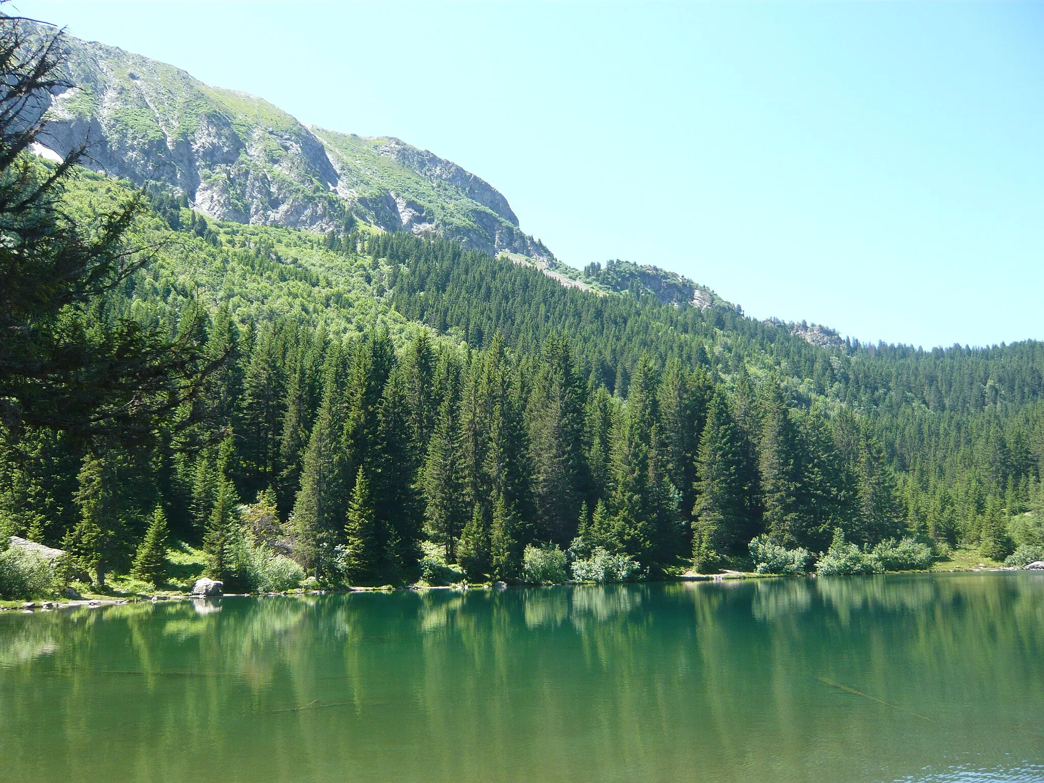 Photo showing: View of the Lake Poursollet (Lac du Poursollet).
La Morte, Isère department, France.

July 2008.