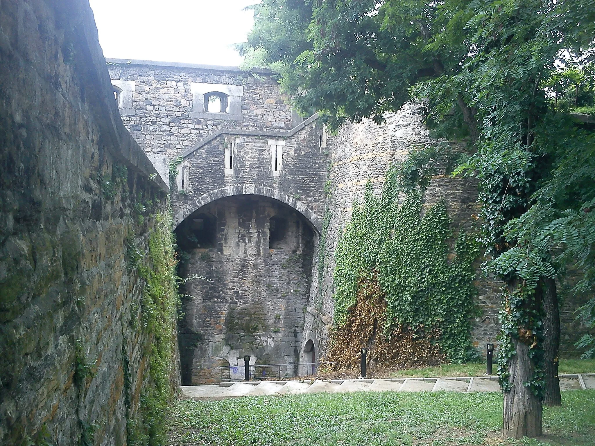 Photo showing: Rear view of a part of the Fort Saint-Jean in Lyon.