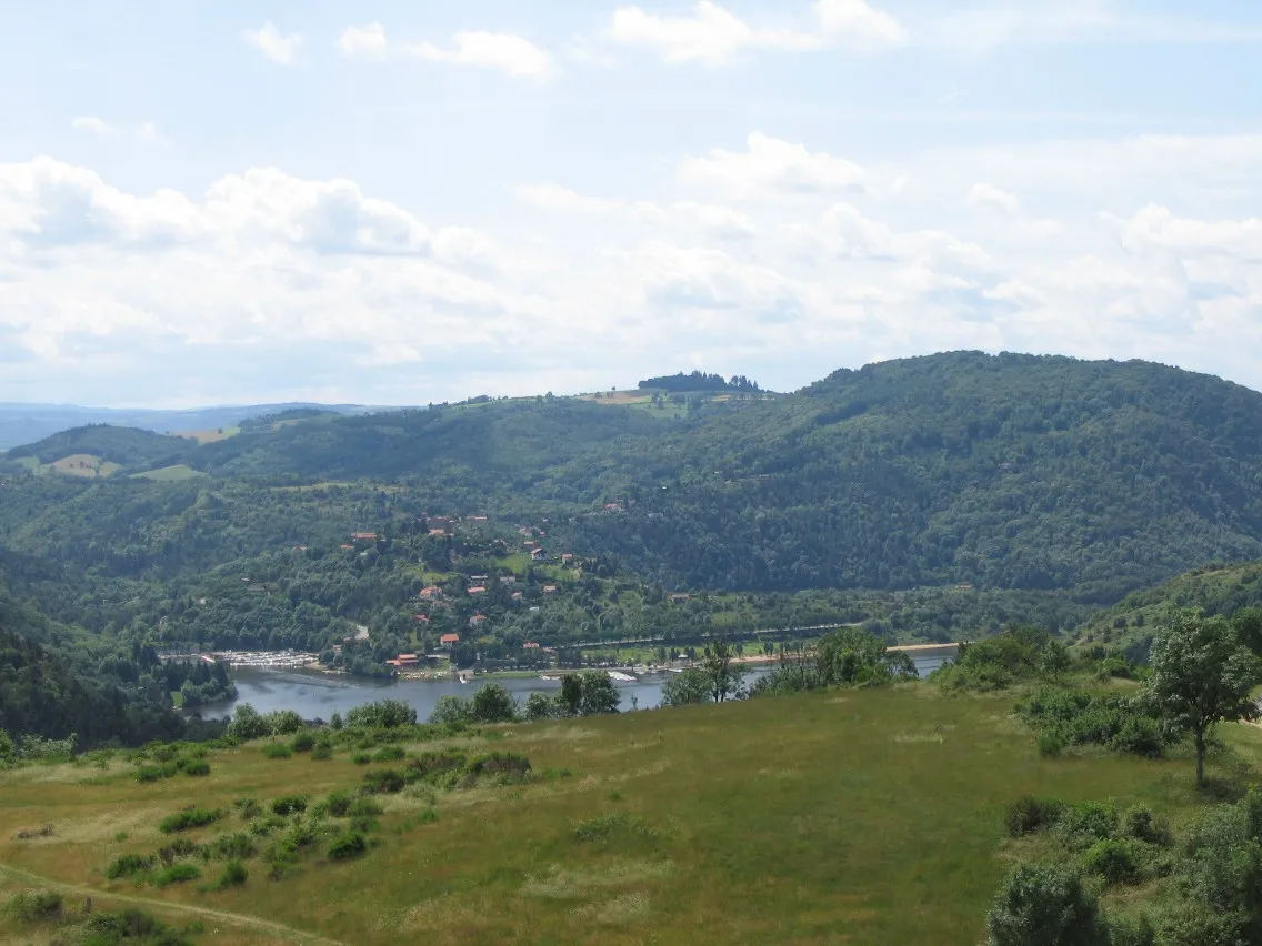 Photo showing: Vue O-E gorges de la Loire depuis Chambles.
En face, port de plaisance de St-Victor.