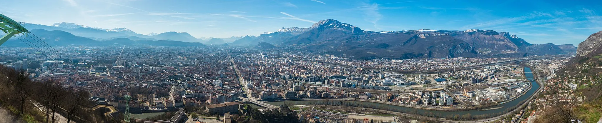 Photo showing: Vue panoramique de Grenoble au printemps depuis le fort de la Bastille.
