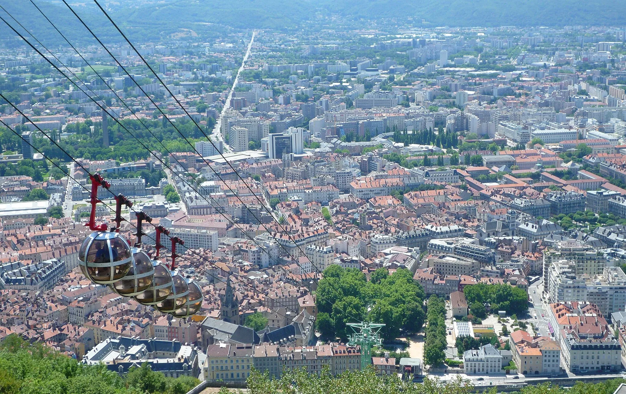 Photo showing: Téléphérique de Grenoble Bastille près de sa gare d'arrivée.