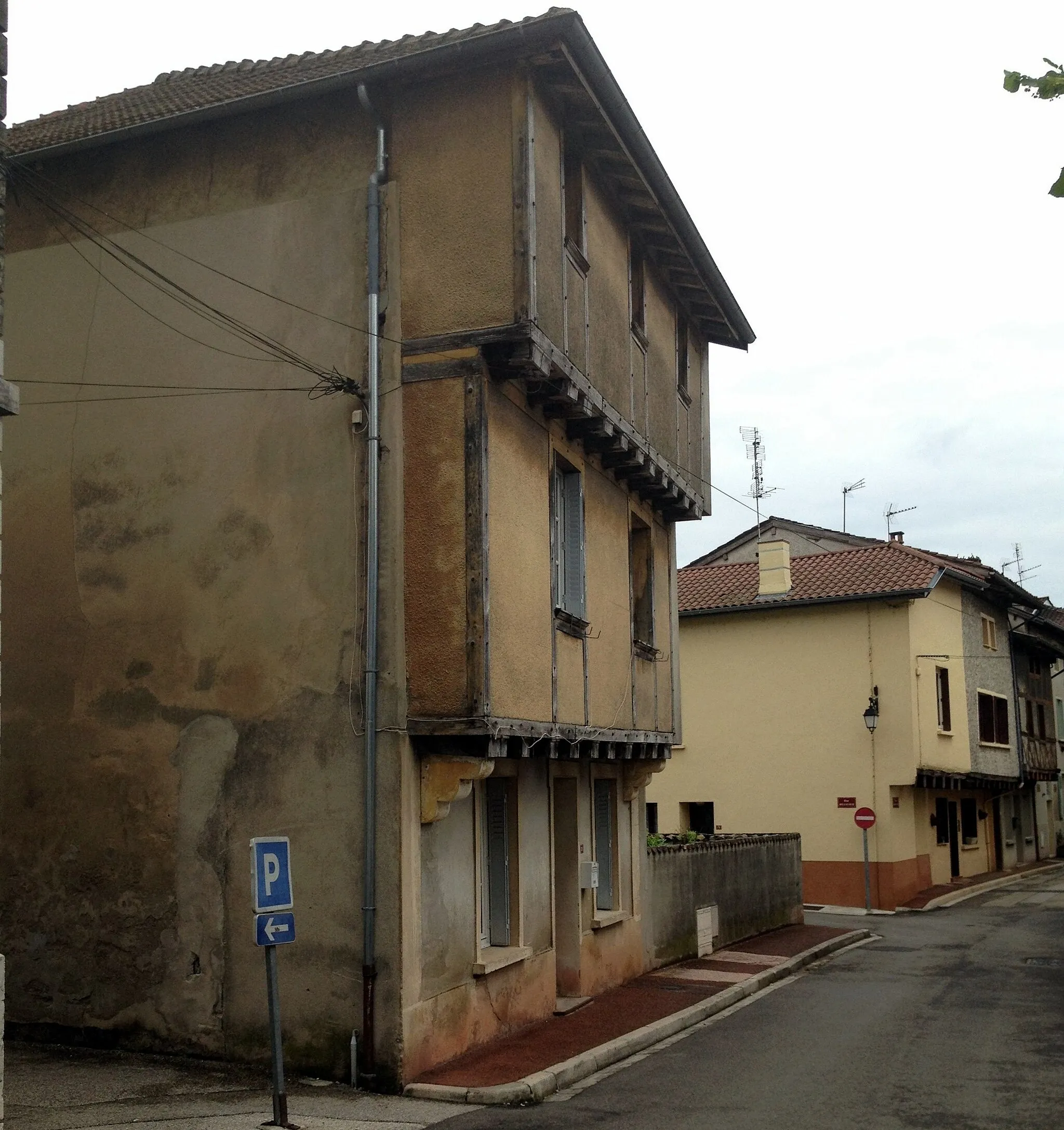 Photo showing: Rue des Halles (Chalamont). Au premier plan la Maison Maron