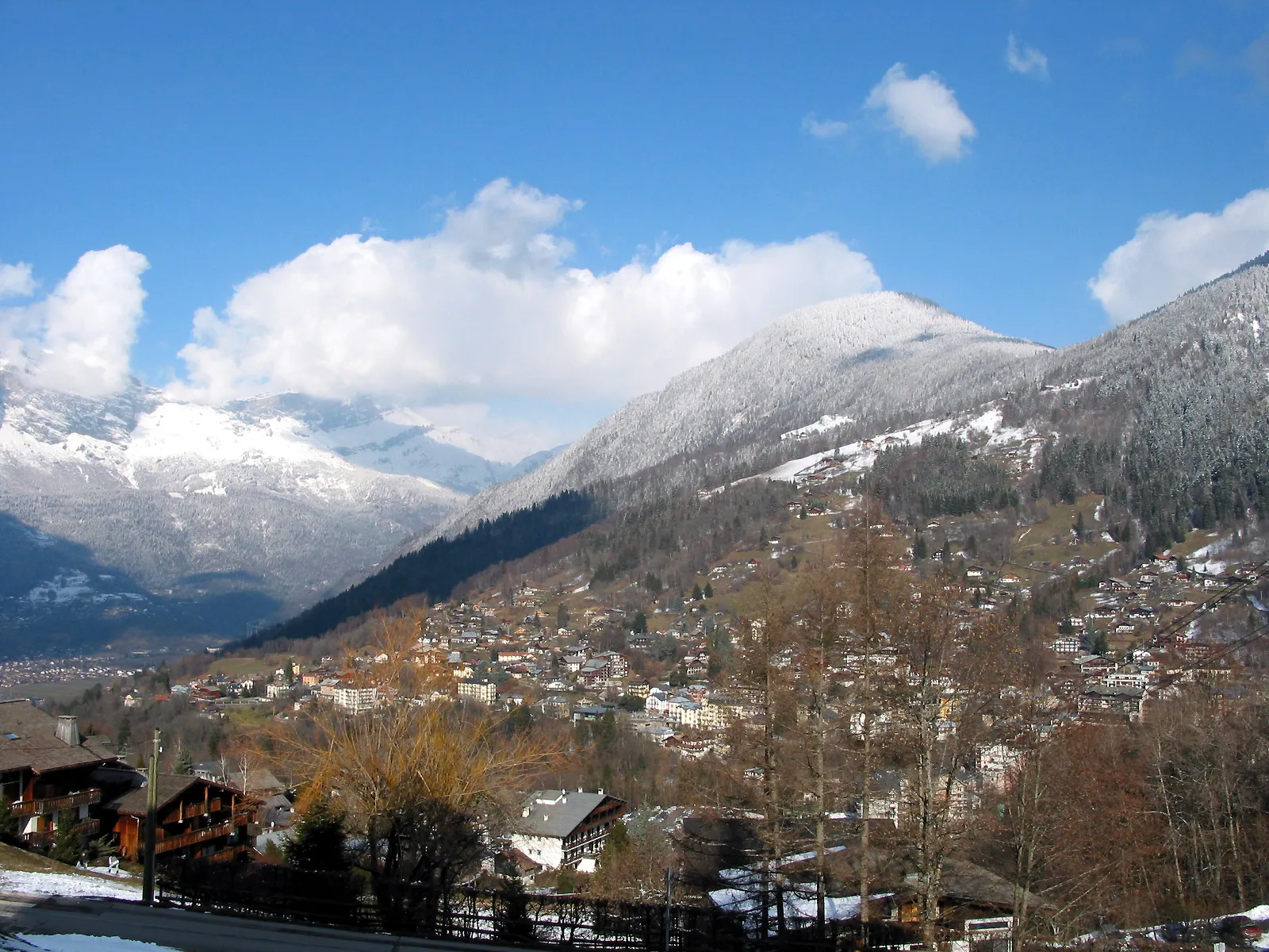 Photo showing: Saint-Gervais-les-Bains
(Haute-Savoie - France), la ville vue de la rue du Mont Joly.