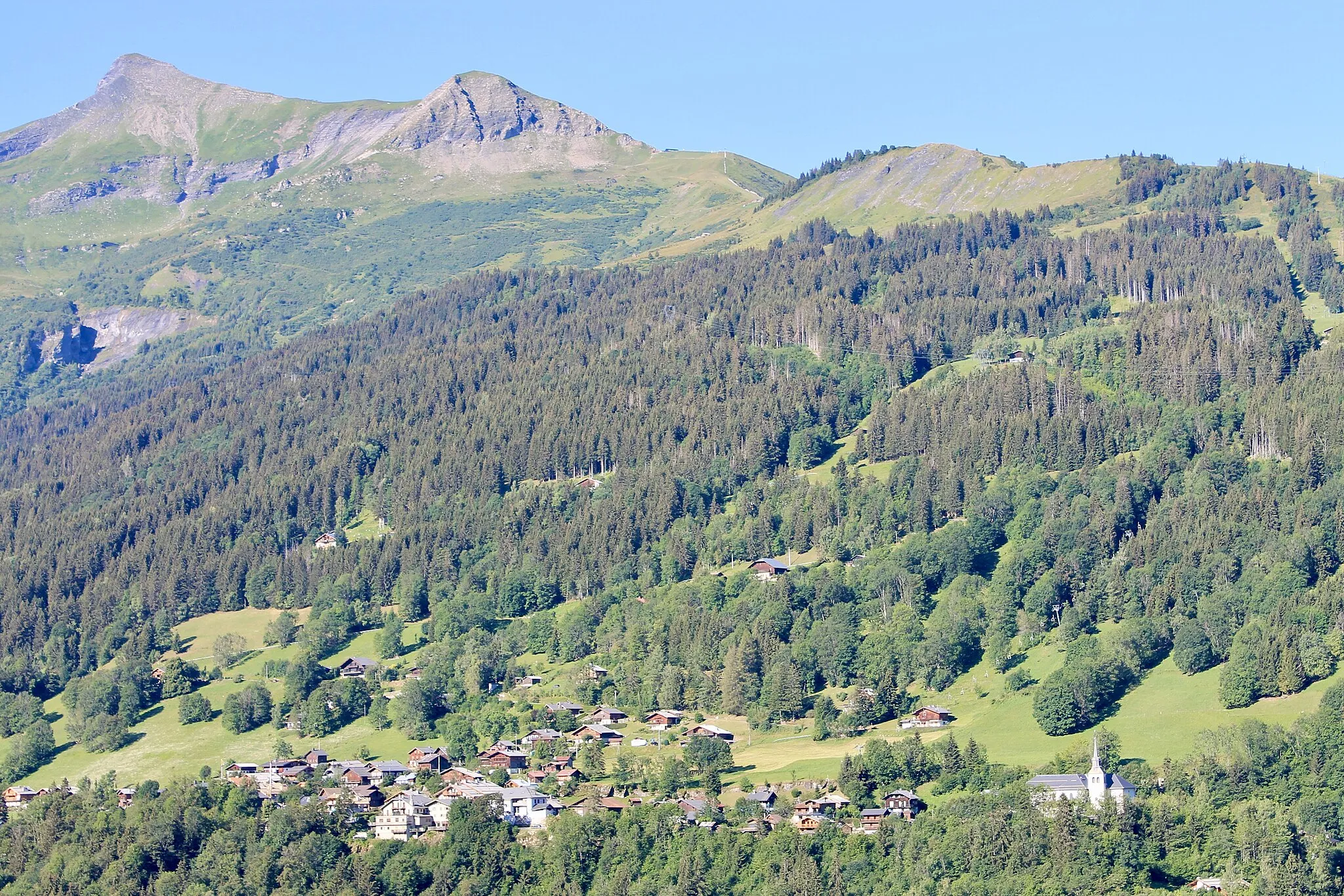 Photo showing: Vue de Saint-Nicolas-de-Véroce et des Monts Joly (à gauche) et Géroux (à droite), depuis Champel (Saint-Gervais-les-Bains).