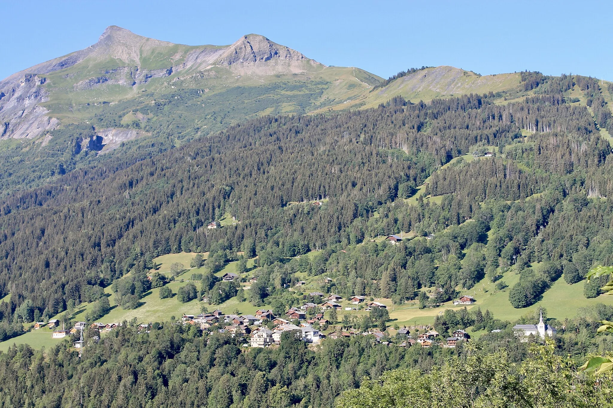 Photo showing: Vue de Saint-Nicolas-de-Véroce et des Monts Joly (à gauche) et Géroux (à droite), depuis Champel (Saint-Gervais-les-Bains).