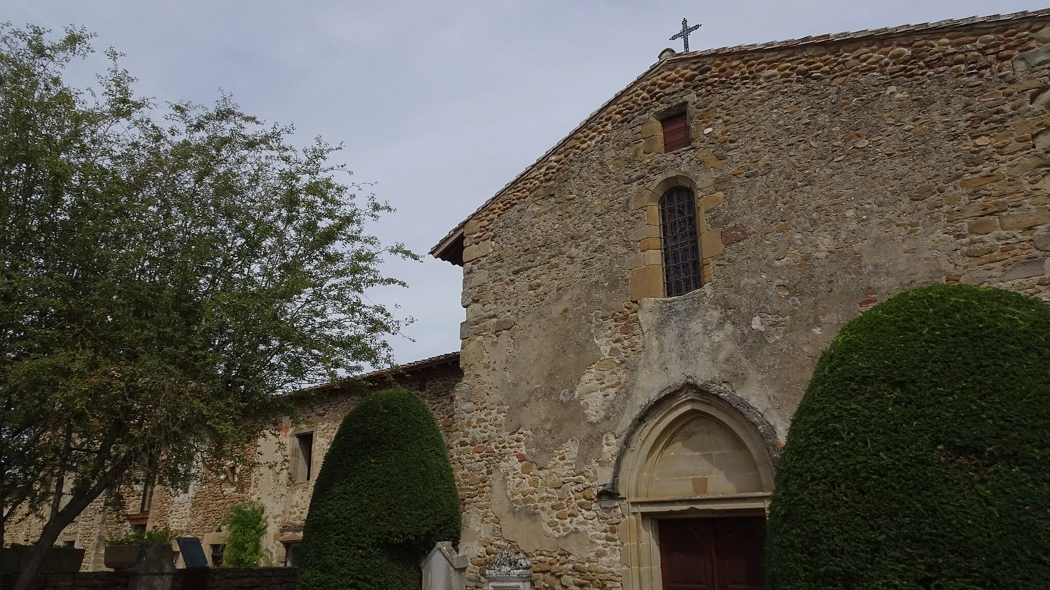 Photo showing: This building is indexed in the base Mérimée, a database of architectural heritage maintained by the French Ministry of Culture, under the reference PA26000031 .