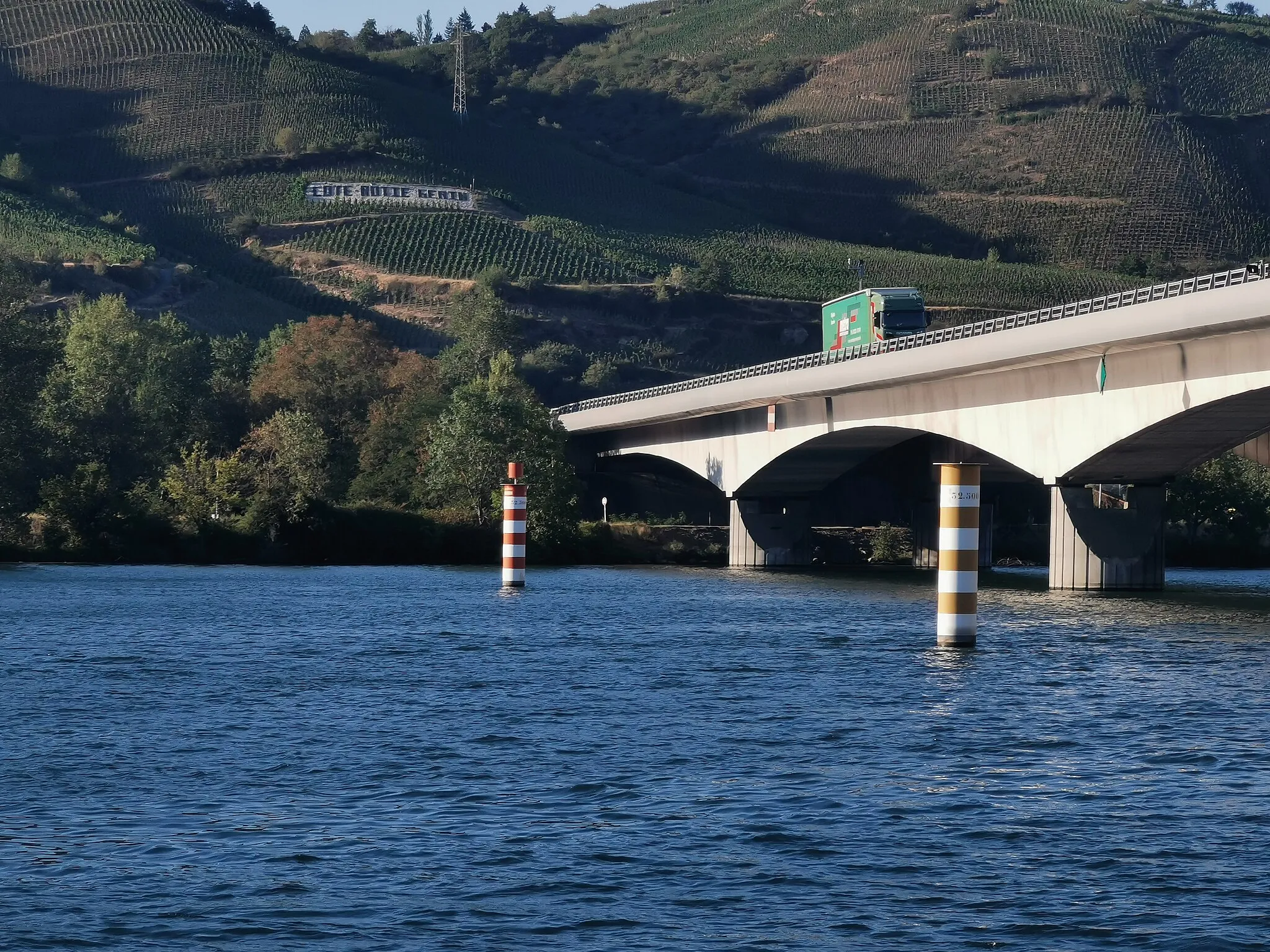 Photo showing: The A7 crosses the Rhône twice in the Pays Viennois, once north of Vienne (see below) and once near Ampuis, in Côte Rotie country south of Vienne.