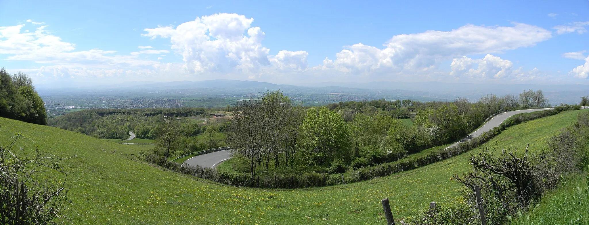 Photo showing: De gauche à droite: les anciennes carrières et la batterie des Carrières.