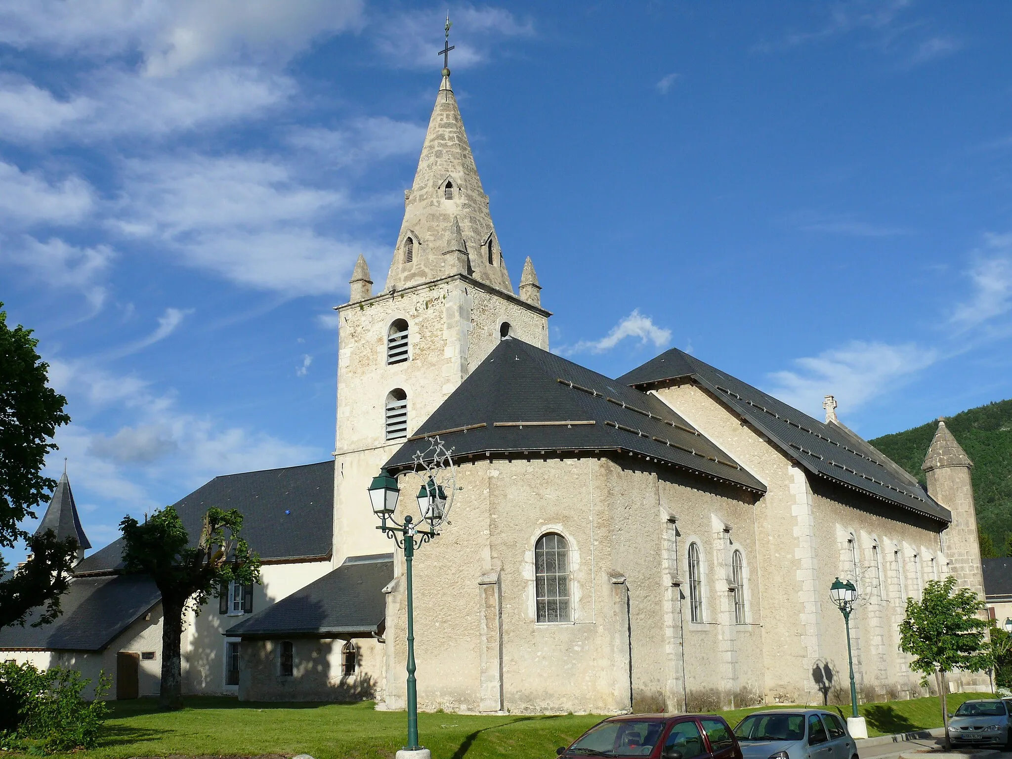 Photo showing: Churchs Saint-Barthélémy. We can see: the nave (late 1790s and early 1800s), the bell tower (late 1590s and early 1600s), the clergy house and the sacristy (late 1790s and early 1800s) with an arcade (late 1590s and early 1600s), a turret (late 1590s and early 1600s) who says a privilege.