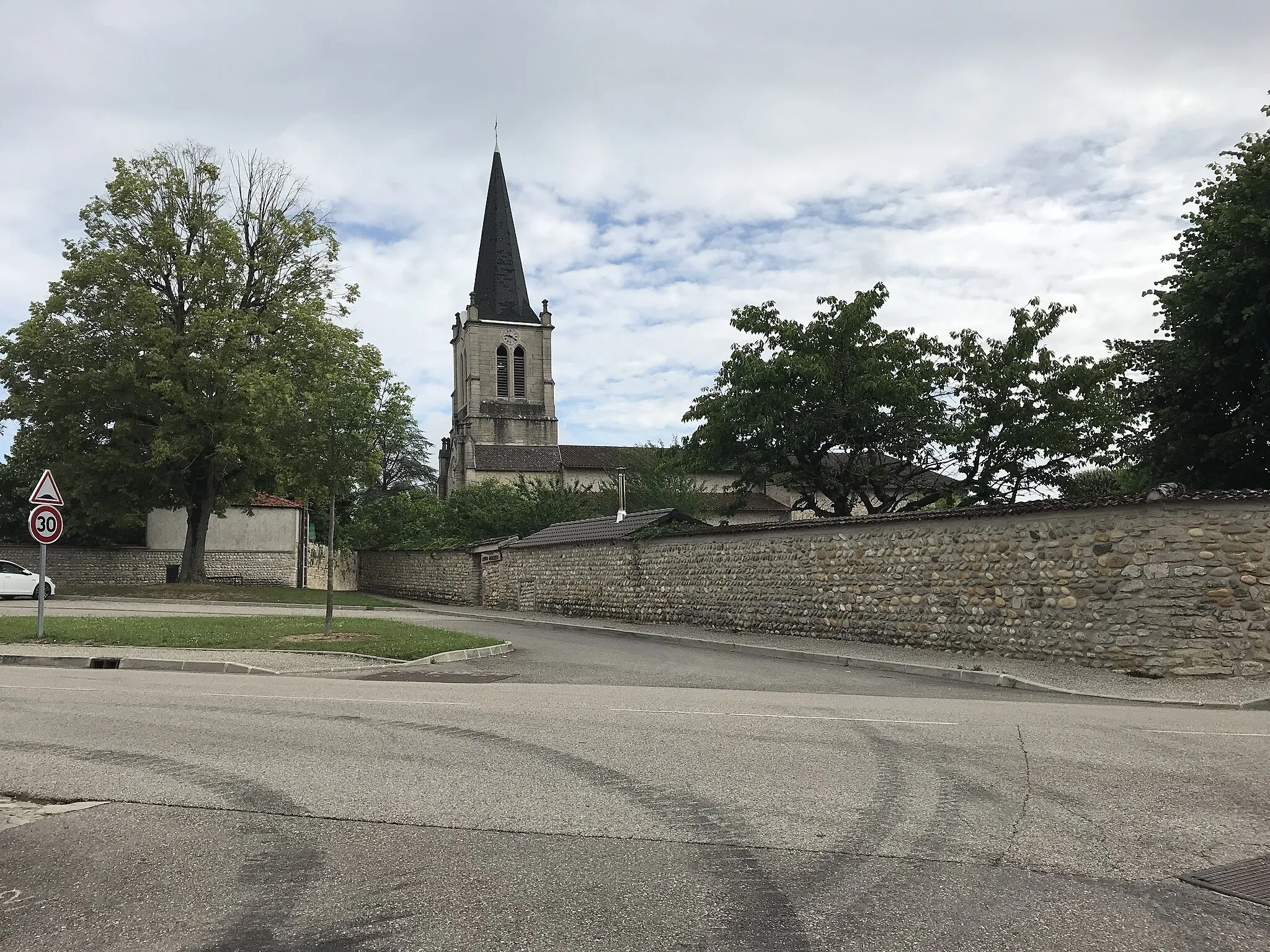 Photo showing: Vue de l'église de Chazey-sur-Ain.