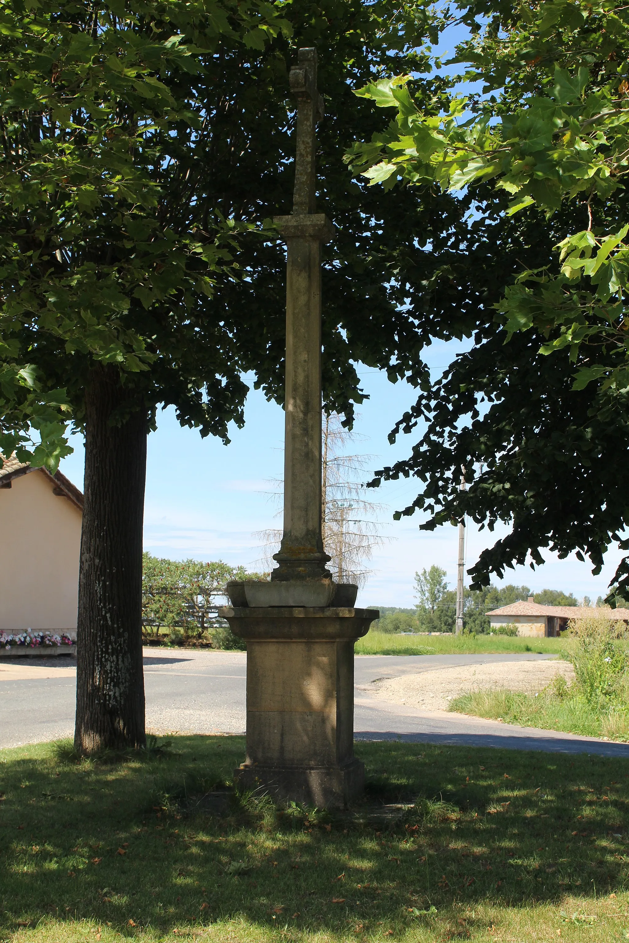 Photo showing: Croix au hameau de Mépillat à Cruzilles-lès-Mépillat.