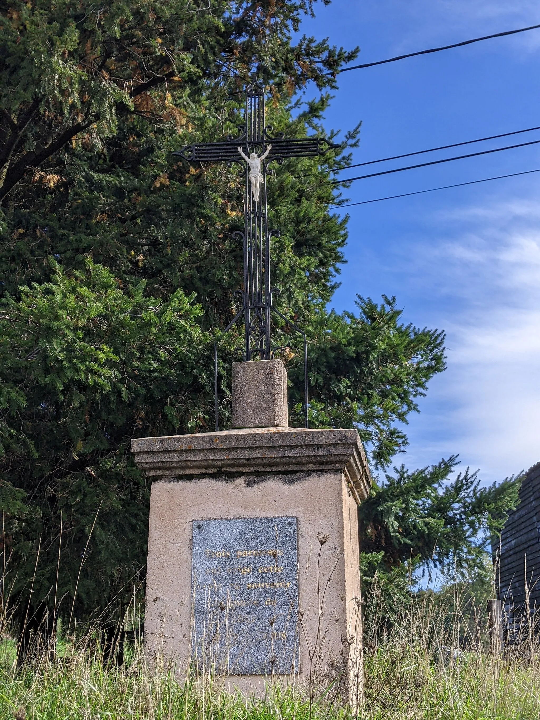 Photo showing: Croix de chemin du lieu-dit de La Chapelle, sur la commune de Joux (Rhône, France). Elle est située à quelques mètres du tripoint de limite entre les communes de Joux, Machézal (Loire) et des Sauvages, et a été érigée par les paroisses de ces trois communes.