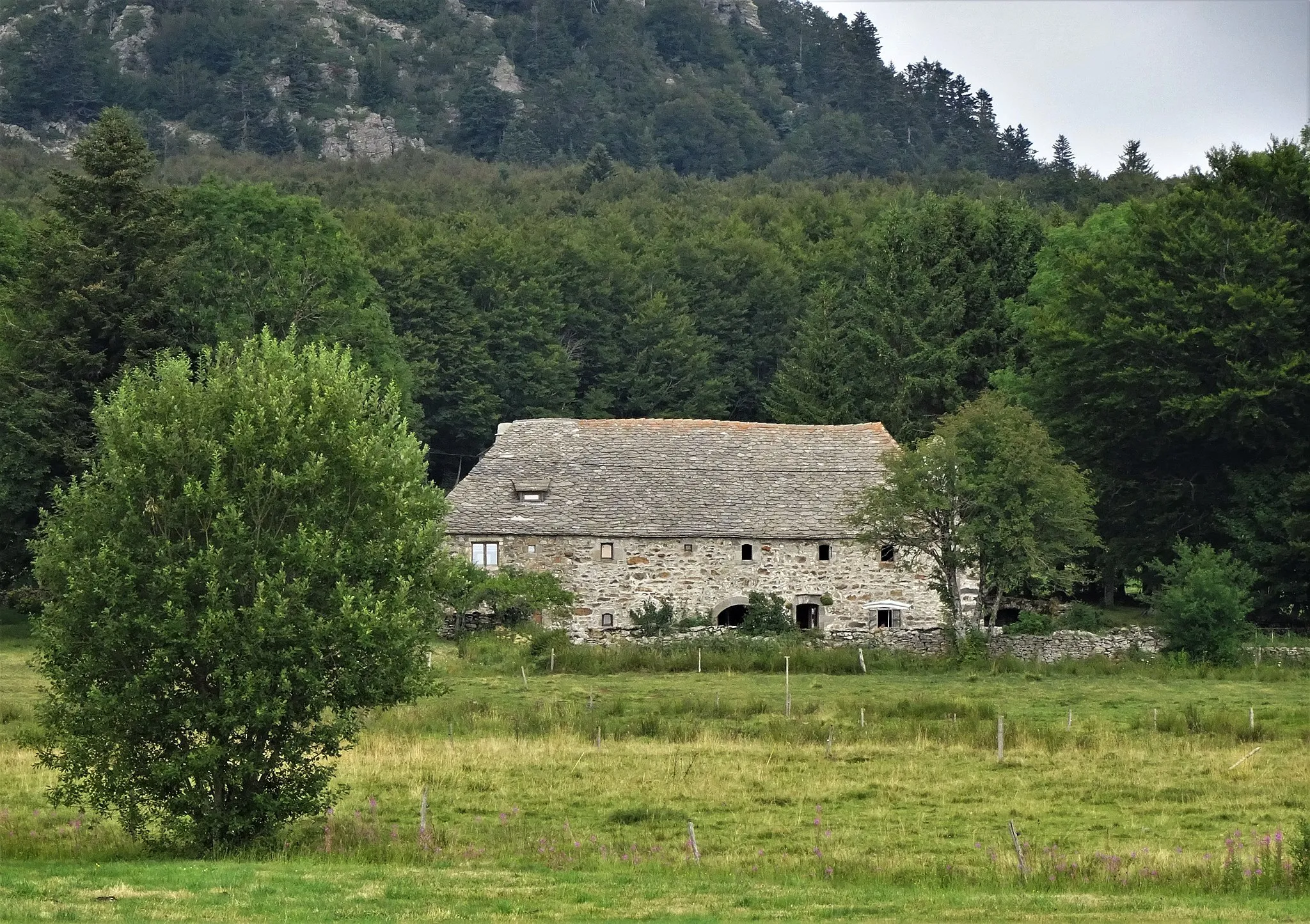 Photo showing: In Sainte-Eulalie (Ardeche, France), the Rudel farm; well renovated, this pretty farm with slate roof is not far from mont Gerbier de Jonc.