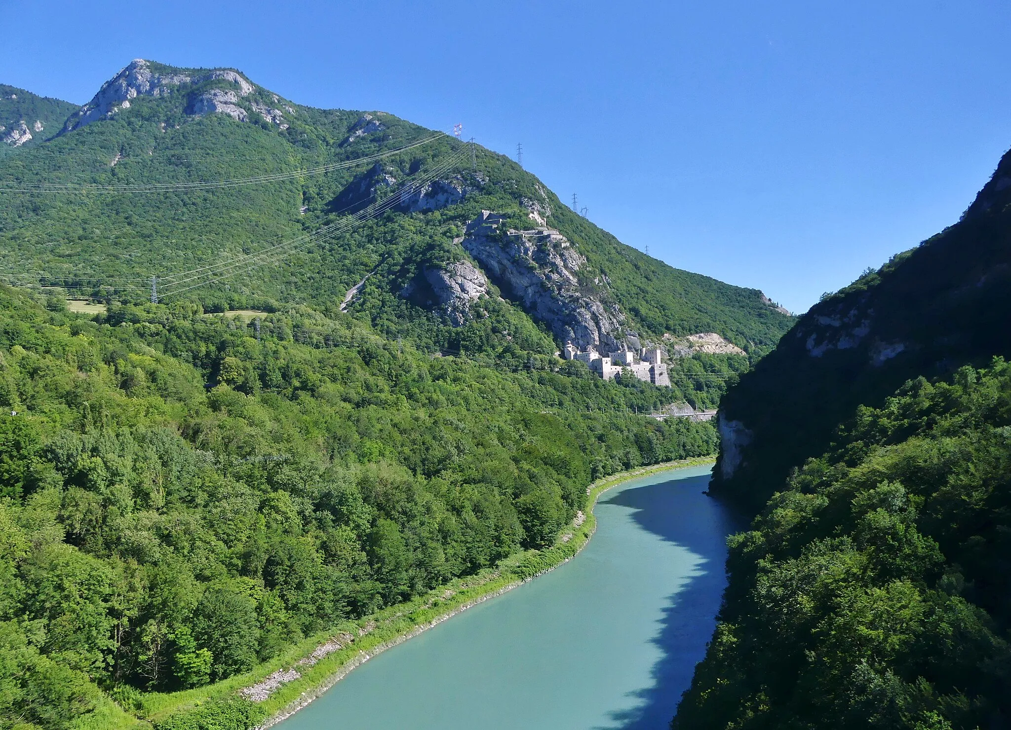 Photo showing: Sight in the morning, from the Longeray railway viaduct, on the défilé de l'Écluse pass crossed by the Rhône river and separating departments of Ain and Haute-Savoie, in France.