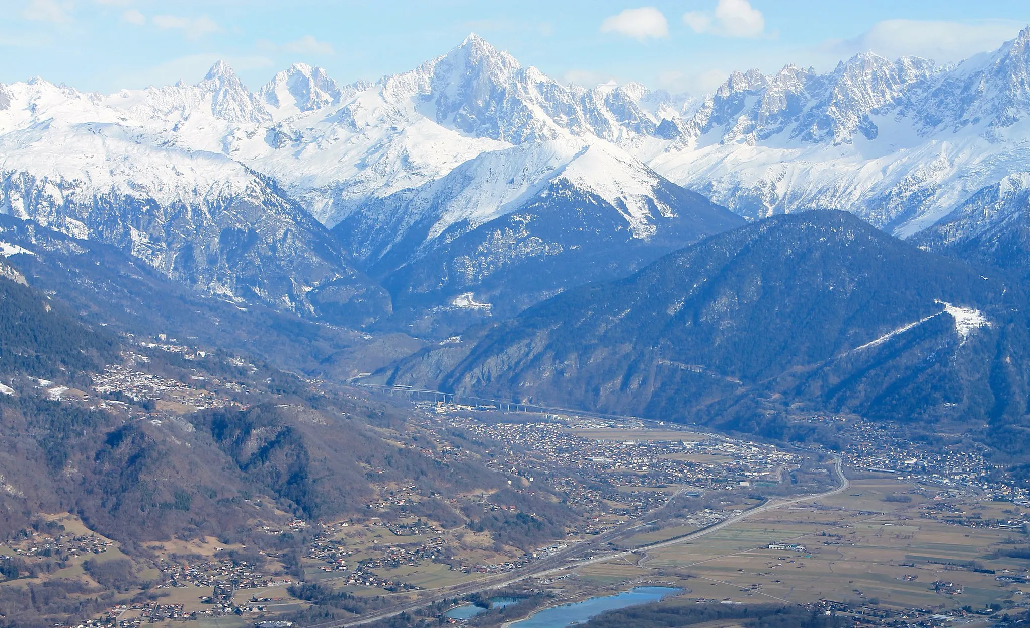 Photo showing: Haute-vallée de l'Arve depuis Tête Noire, hauteurs de Cordon. En arrière-plan le massif du Mont-Blanc, sur le versant à droite, Passy, au centre, dans la plaine alluviale Chedde, l'Arve et l'A40, puis le Fayet, pour remonter le versant à gauche sur la ville de Saint-Gervais-les-Bains