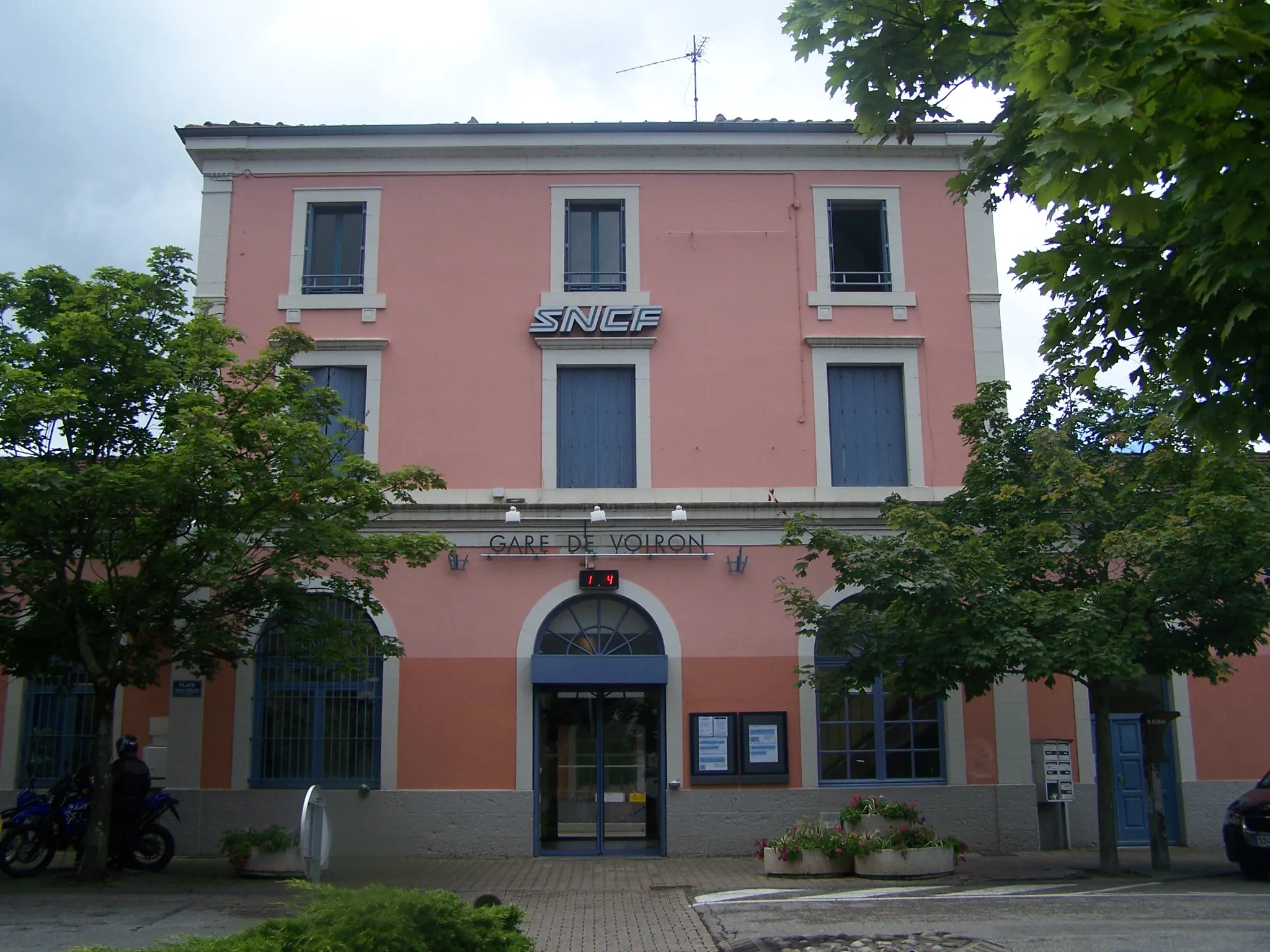 Photo showing: Front of the Voiron train station, in Isère, France.