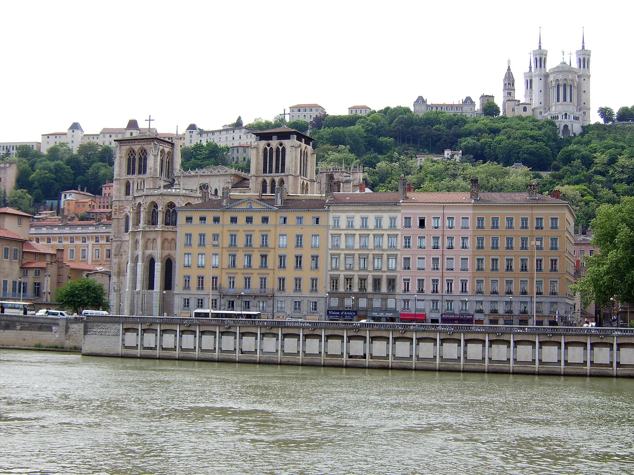 Photo showing: Die Cathedrale St-Jean und die Basilica Notre Dame de Fourvière vom Ufer der Saône