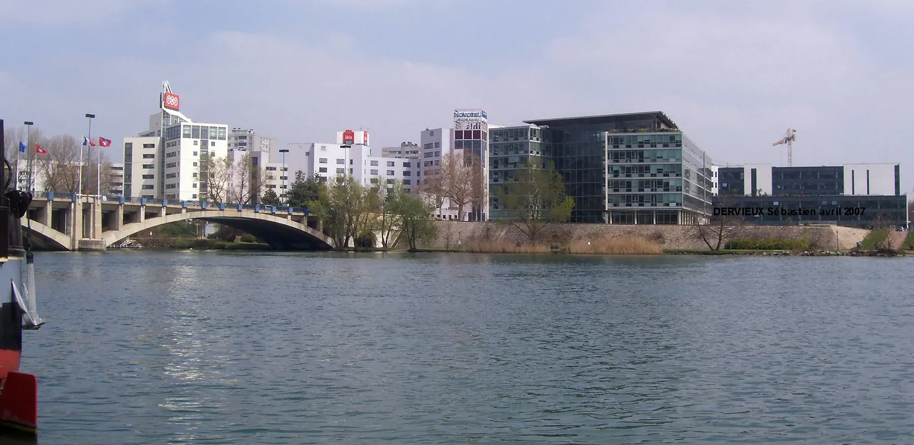 Photo showing: siège Sanofi Pasteur et le pont Pasteur à Gerland, Lyon (Rhône, Rhône-Alpes).