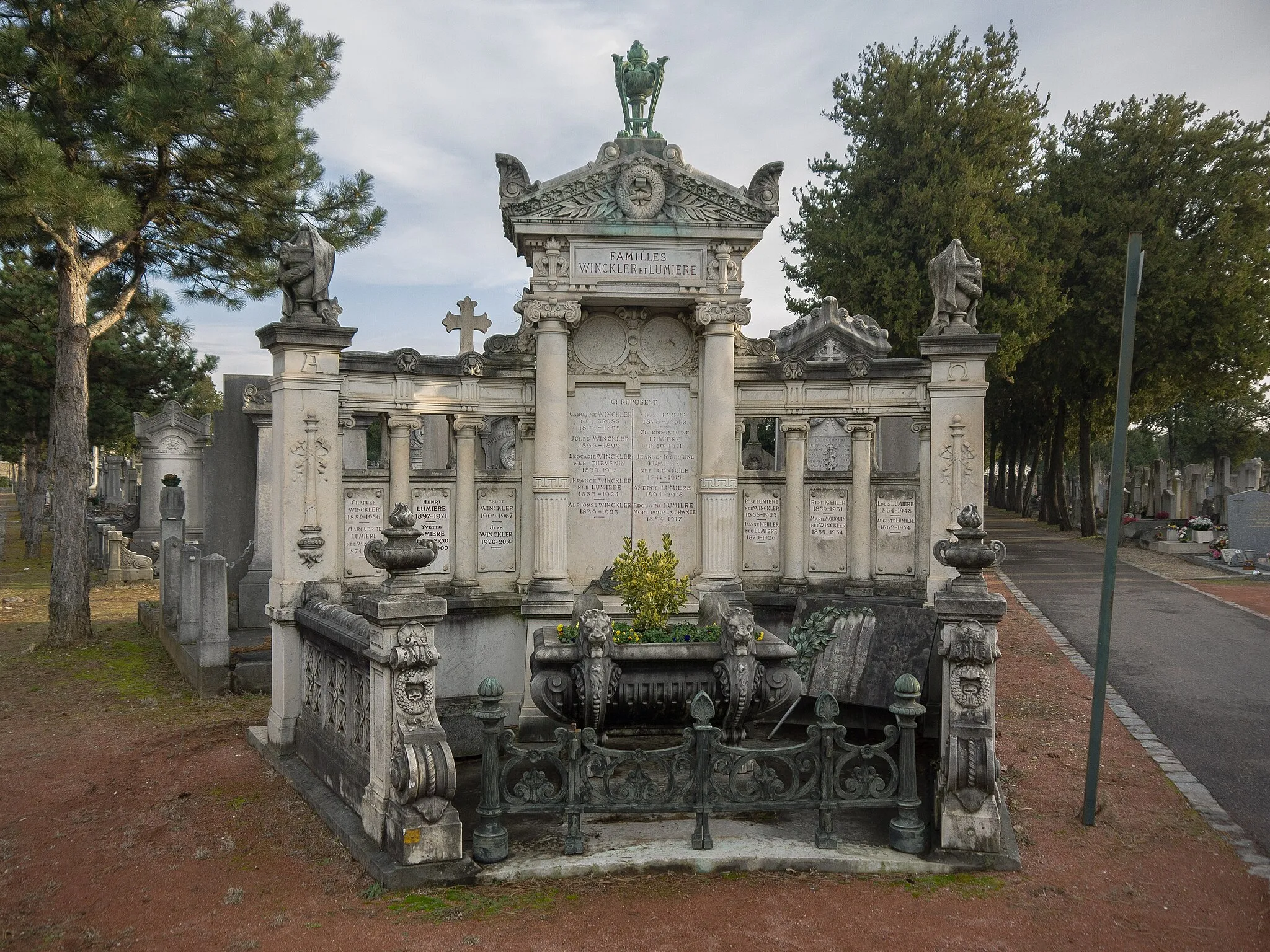 Photo showing: Lumière brothers grave in the La Guillotière cemetery, Lyon (France).
