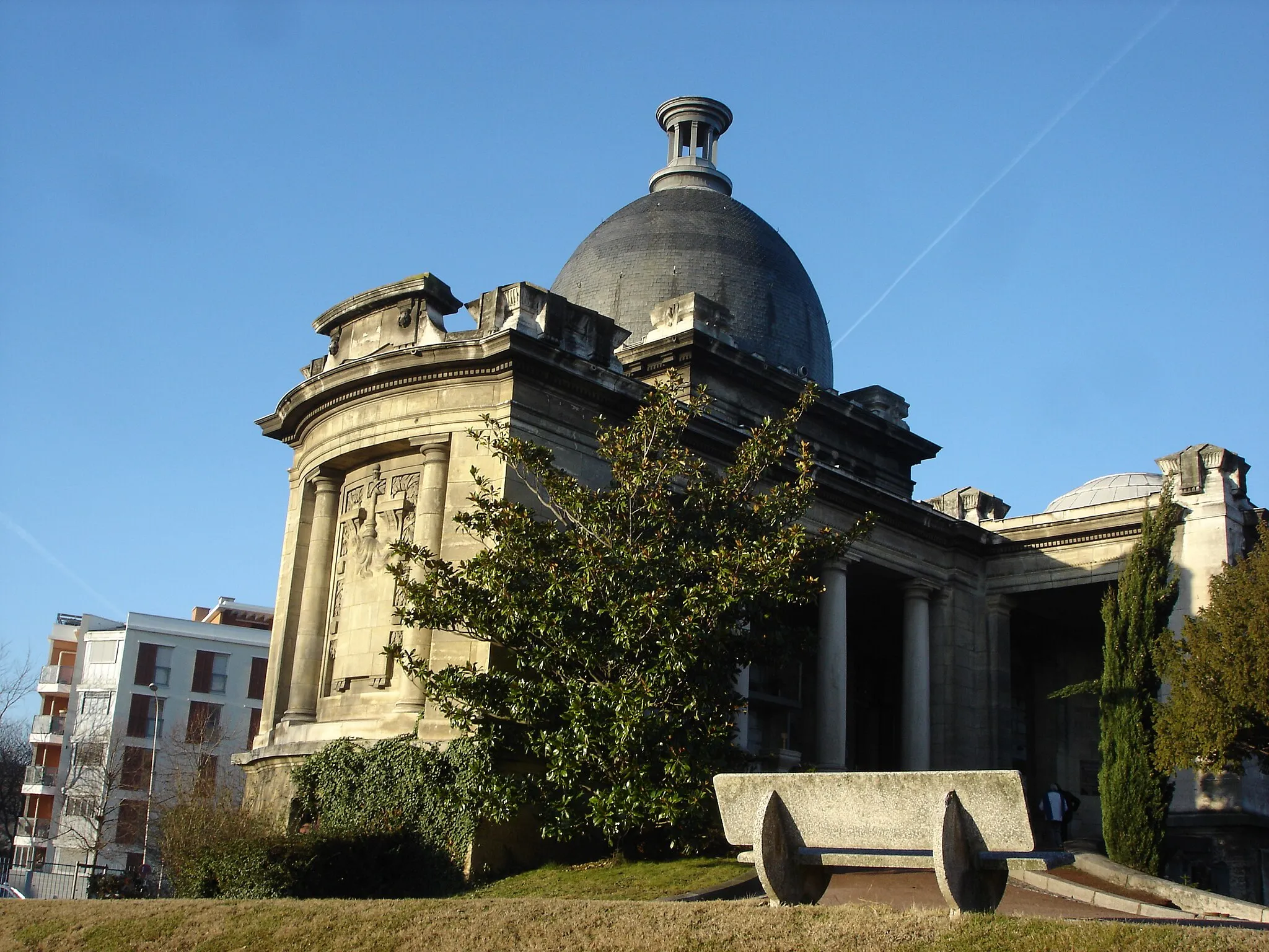 Photo showing: Vue nord-est du crématorium du nouveau cimetière de la Guillotière. Son architecte est Etienne Curny.