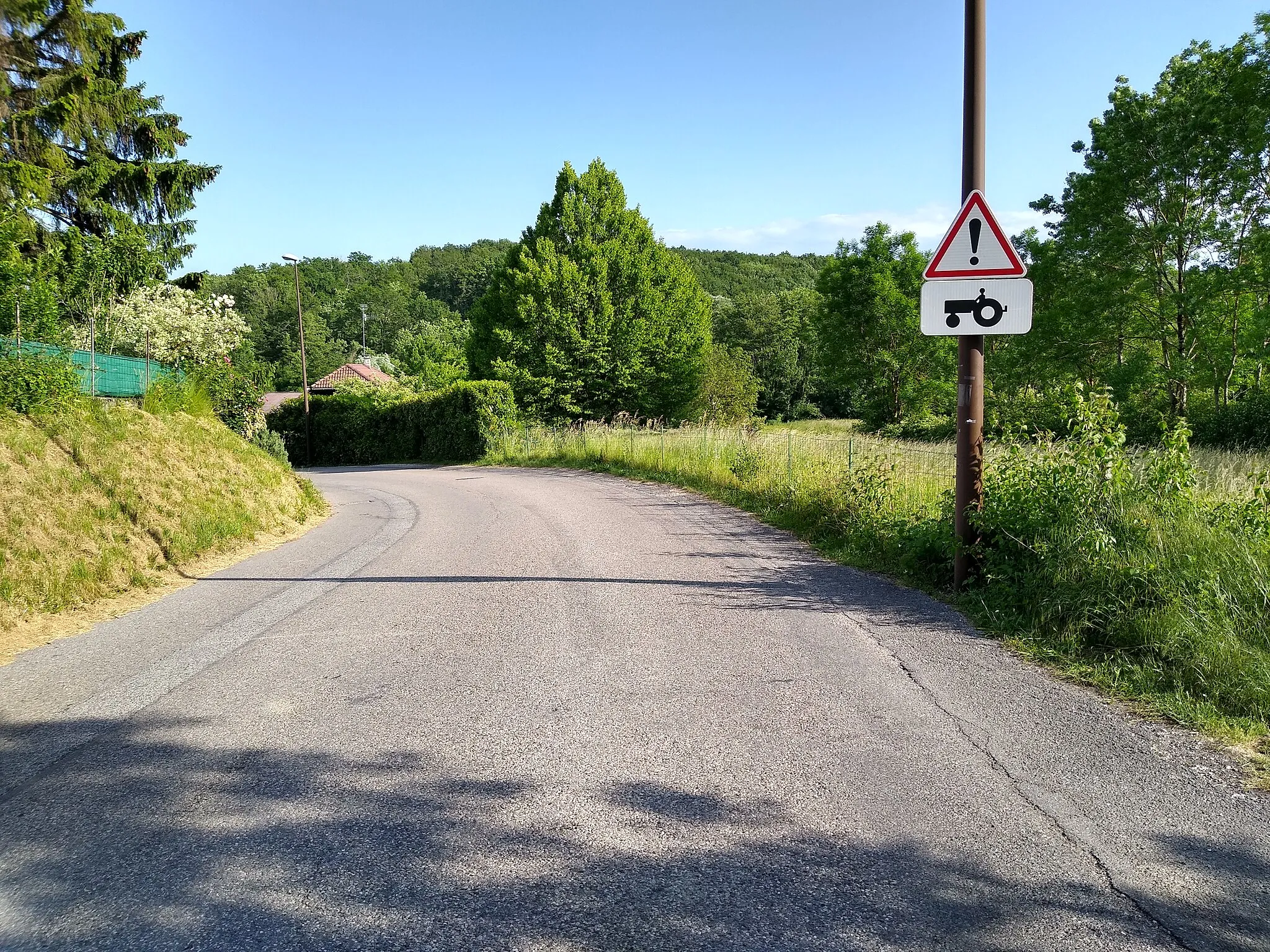 Photo showing: Panneau A14 avec panonceau M4i, rue du Soleil Levant, Juvigny, Haute-Savoie, France.