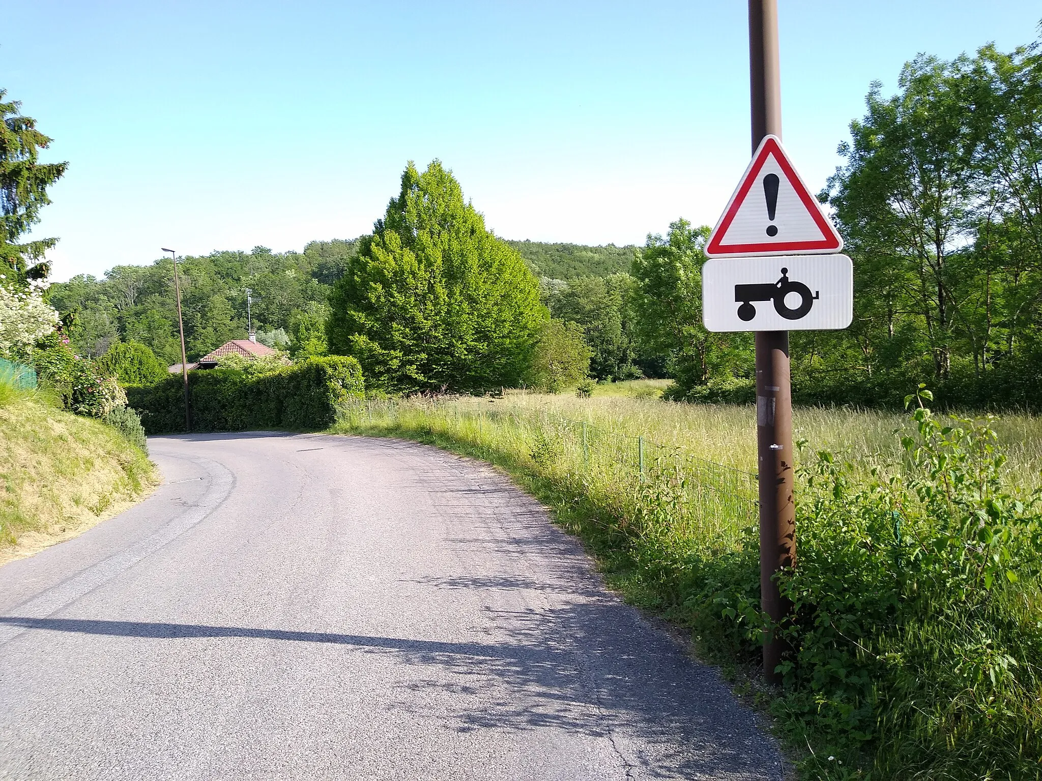 Photo showing: Panneau A14 avec panonceau M4i, rue du Soleil Levant, Juvigny, Haute-Savoie, France.