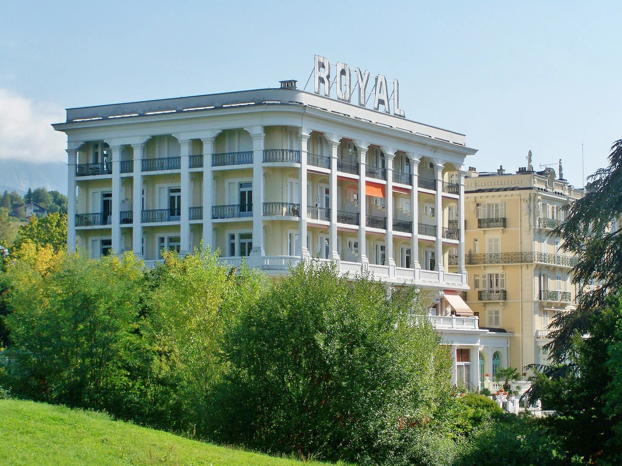 Photo showing: Sight of Hôtel Royal (or Palace Royal) in Aix-les-Bains, in Savoie, France.
