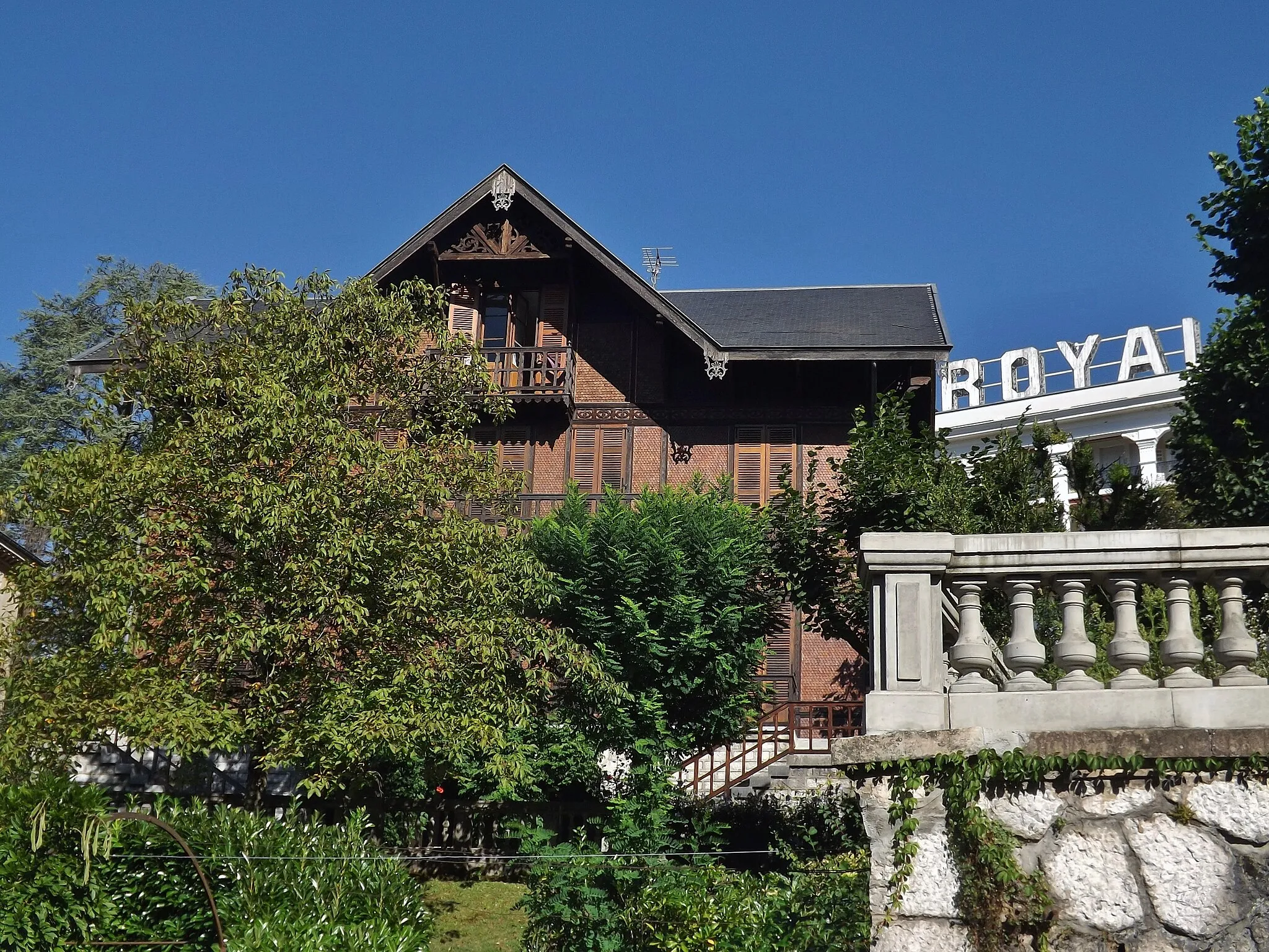 Photo showing: Sight of the Chalet Charcot (with the Hôtel Royal background at the background), in the French town of Aix-les-Bains, in Savoie.