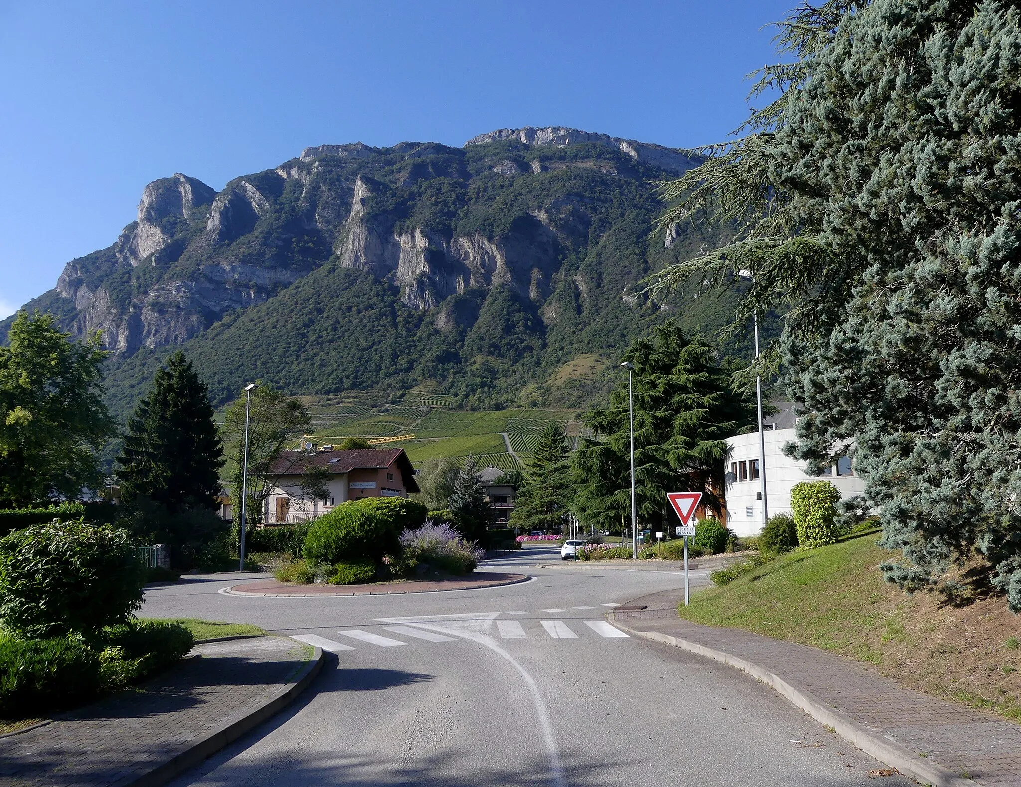 Photo showing: Sight, in the evening, of Avenue Girard-Madoux Avenue reaching Montmélian downtown, Savoie, France.
